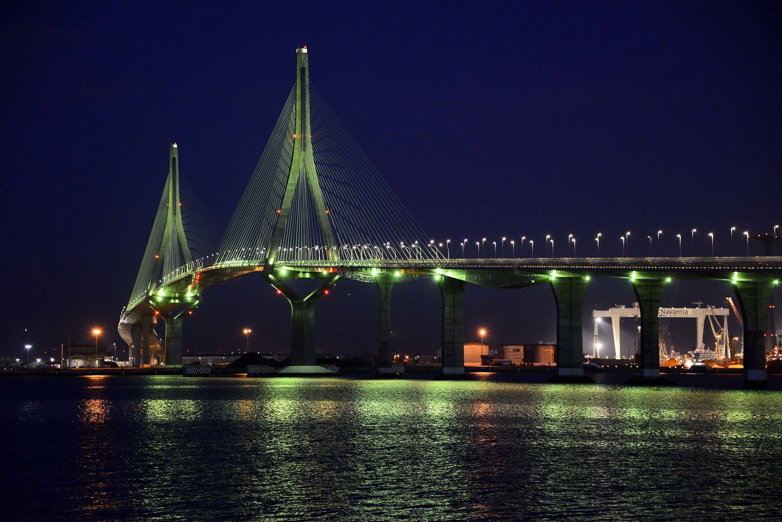 El Puente de la Constitución de 1812 aparece de color verde desde la tarde de este jueves.