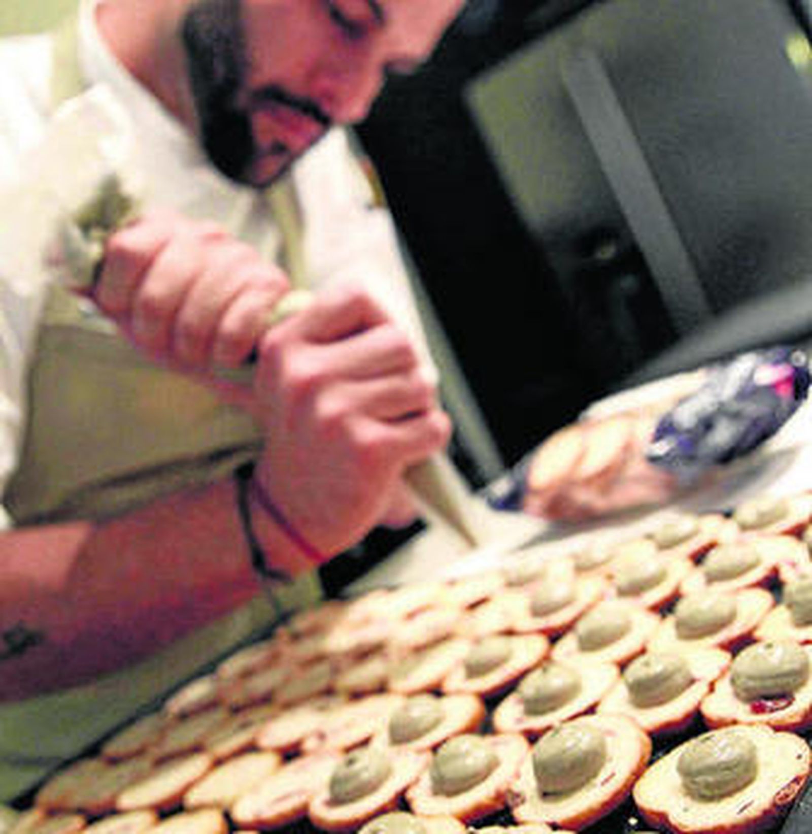 Canapés de pan ácimo a cargo de un miembro de Freixa, ayer.
