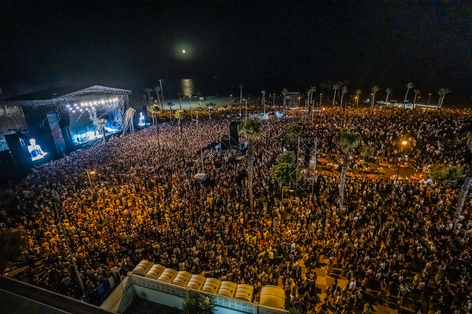Vista panorámica de parte de Playa Serena donde no cambia un alfiler durante el concierto de Dani Fernández.