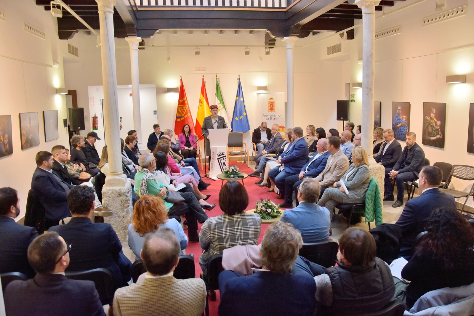 Interior del patio del Ayuntamiento durante la celebración de la cumbre.