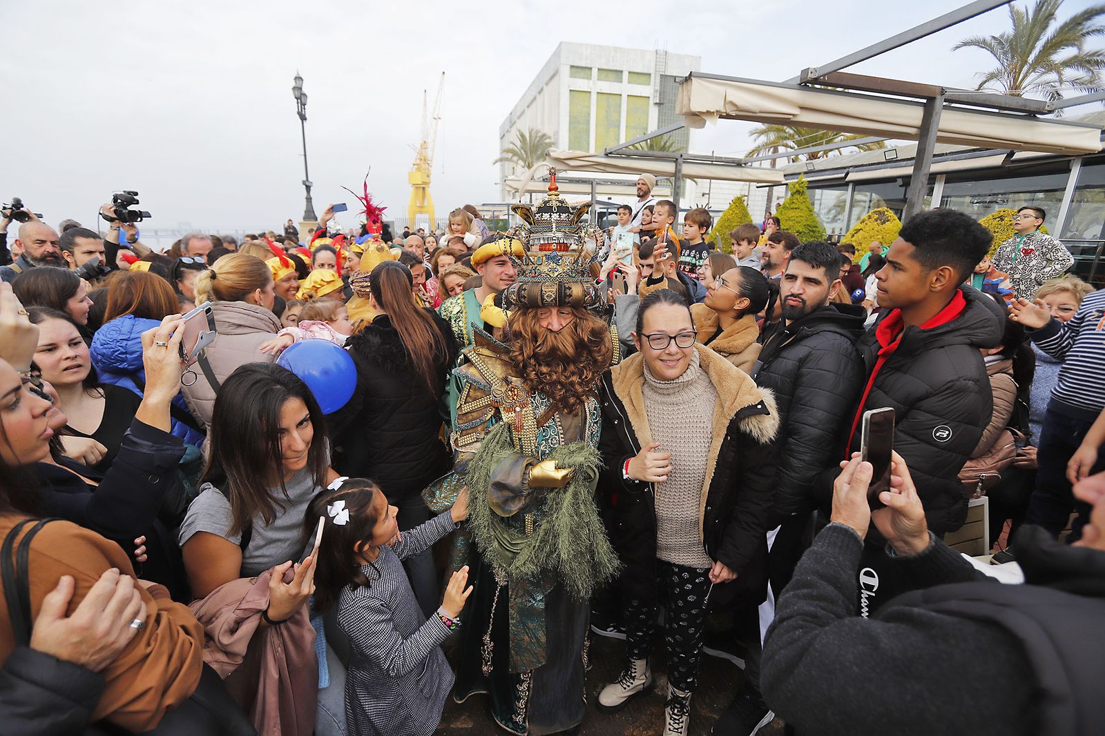Imágenes de la mágica llegada de los Reyes Magos y la Estrella de la Ilusión a Huelva en barco