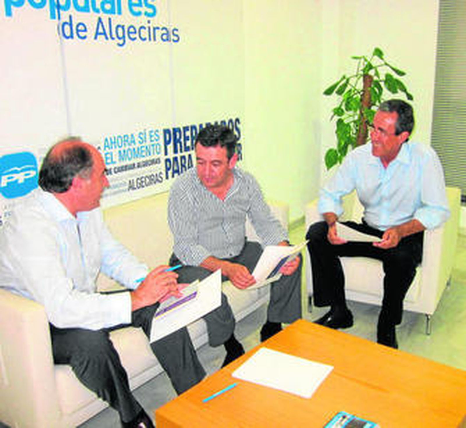 Landaluce, Loaiza y González de la Torre, ayer en la sede del PP de Algeciras.