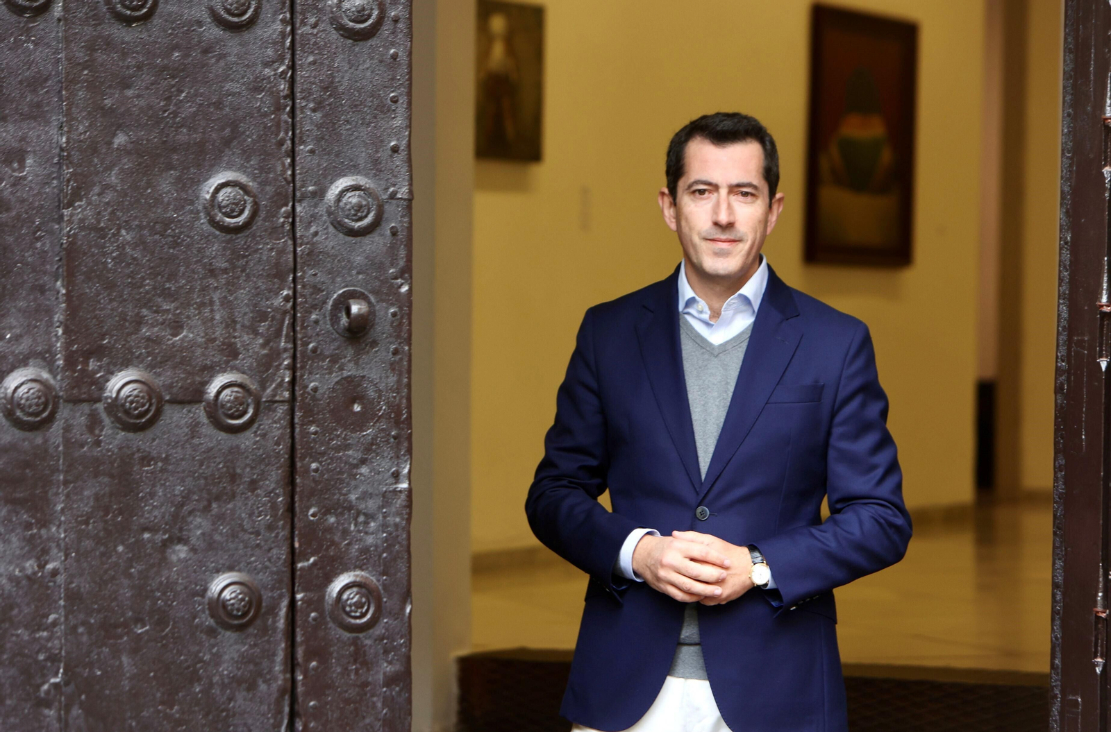 Juan Alfonso Contreras, fotografiado en la puerta de la galería Rafael Ortiz.