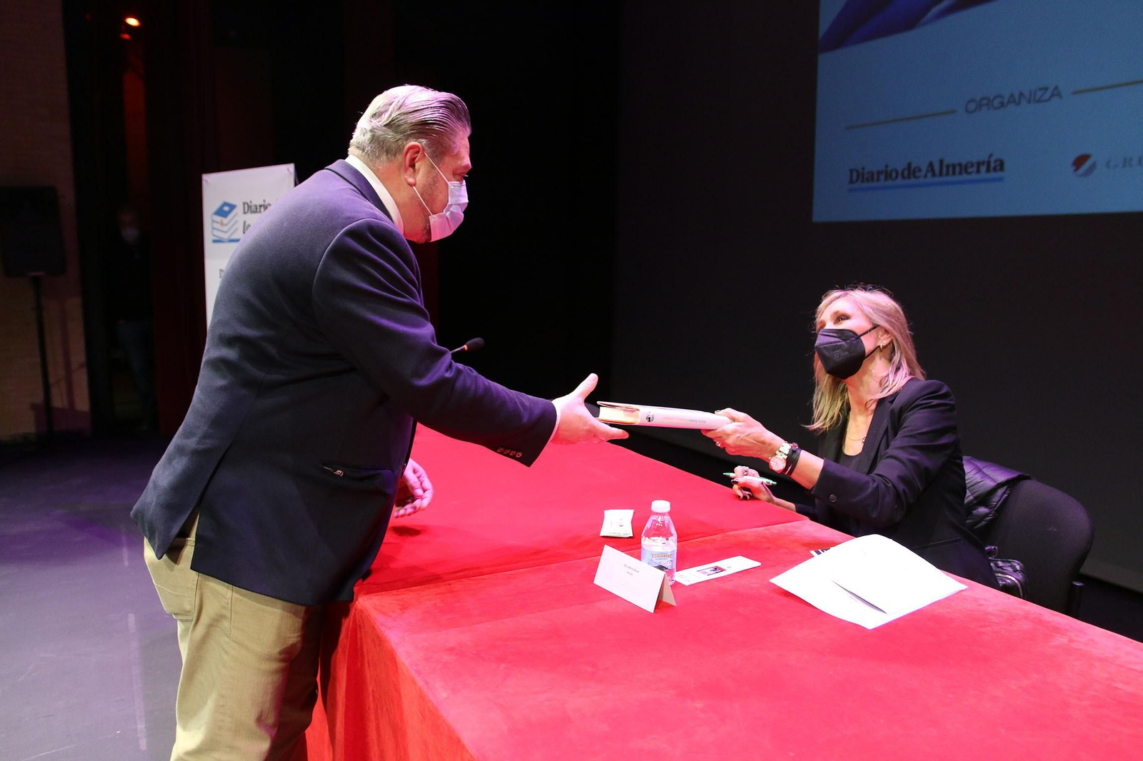 Fotogalería Diario de los Libros, con Marta Robles y su obra 'Pasiones carnales'