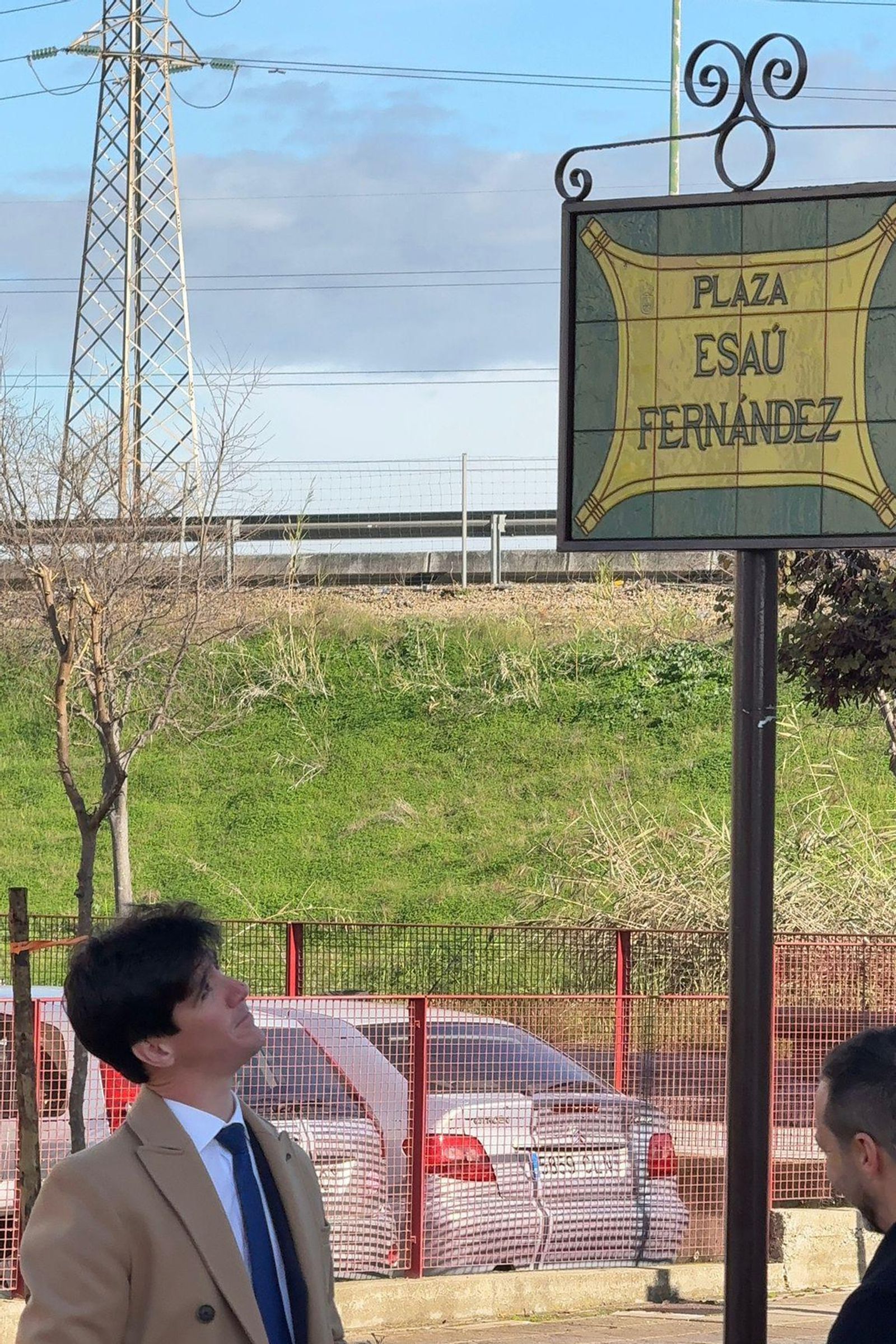 Esaú Fernández contempla el rótulo de la plaza que ahora lleva su nombre.