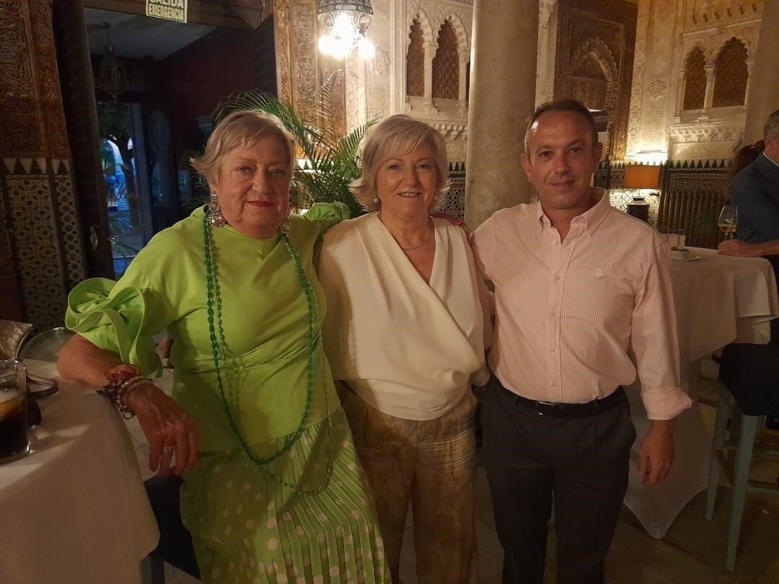 Maica Marrero con su hijo Pablo Castellano y Choni Castellano, en el patio del Casino Gaditano.