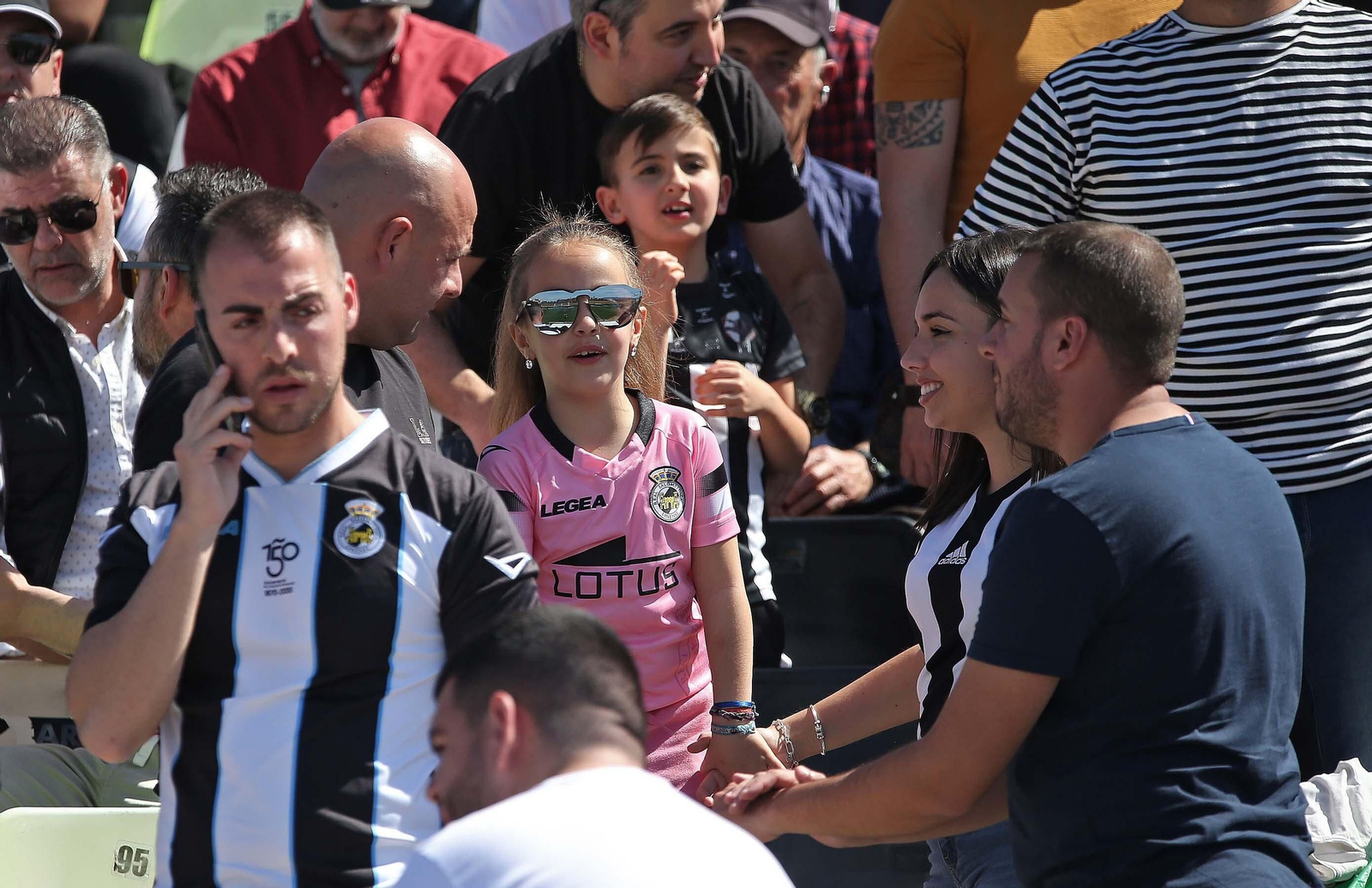 Fotos de la afición durante el Balona - Badajoz en el estadio municipal de La Línea