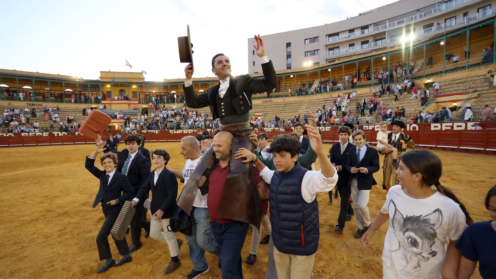 Diego Ventura camino de la primera puerta grande de la feria taurina tras rematar un rotundo triunfo con los toros de Fermín Bohórquez.