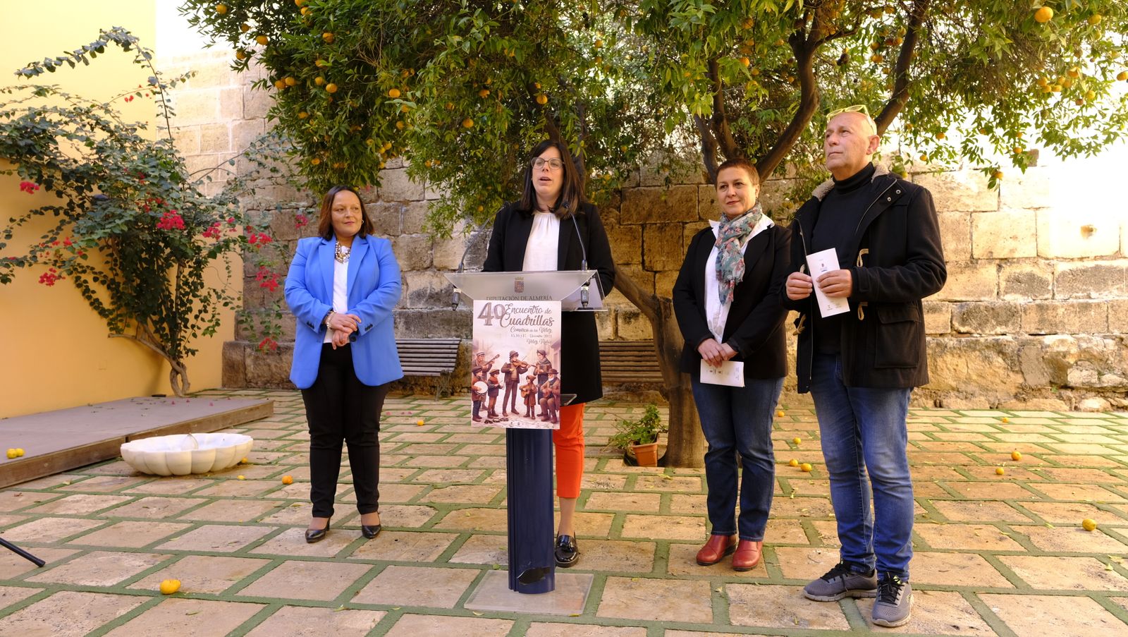 María Concepción Pérez, Almudena Morales, Ana Molina y Cristóbal Salvador en el Patio del Mandarino.