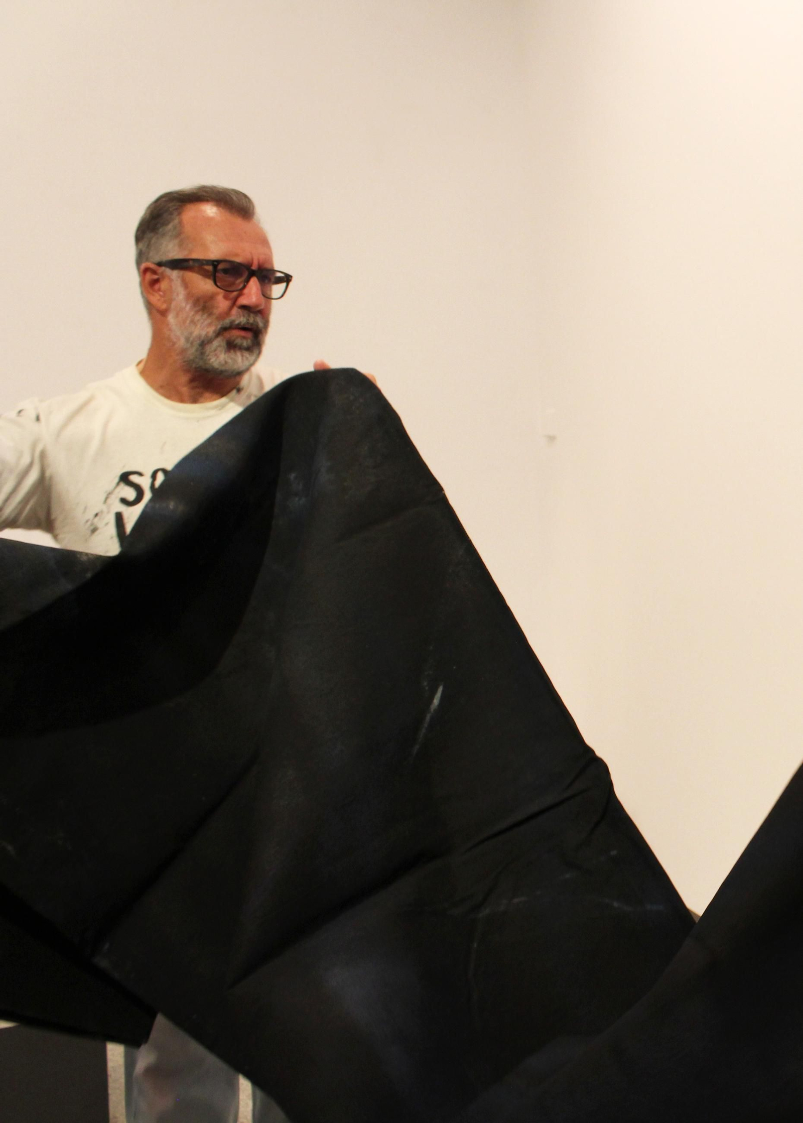 Paco Pérez Valencia, en el montaje de la exposición de 'El perro negro'.