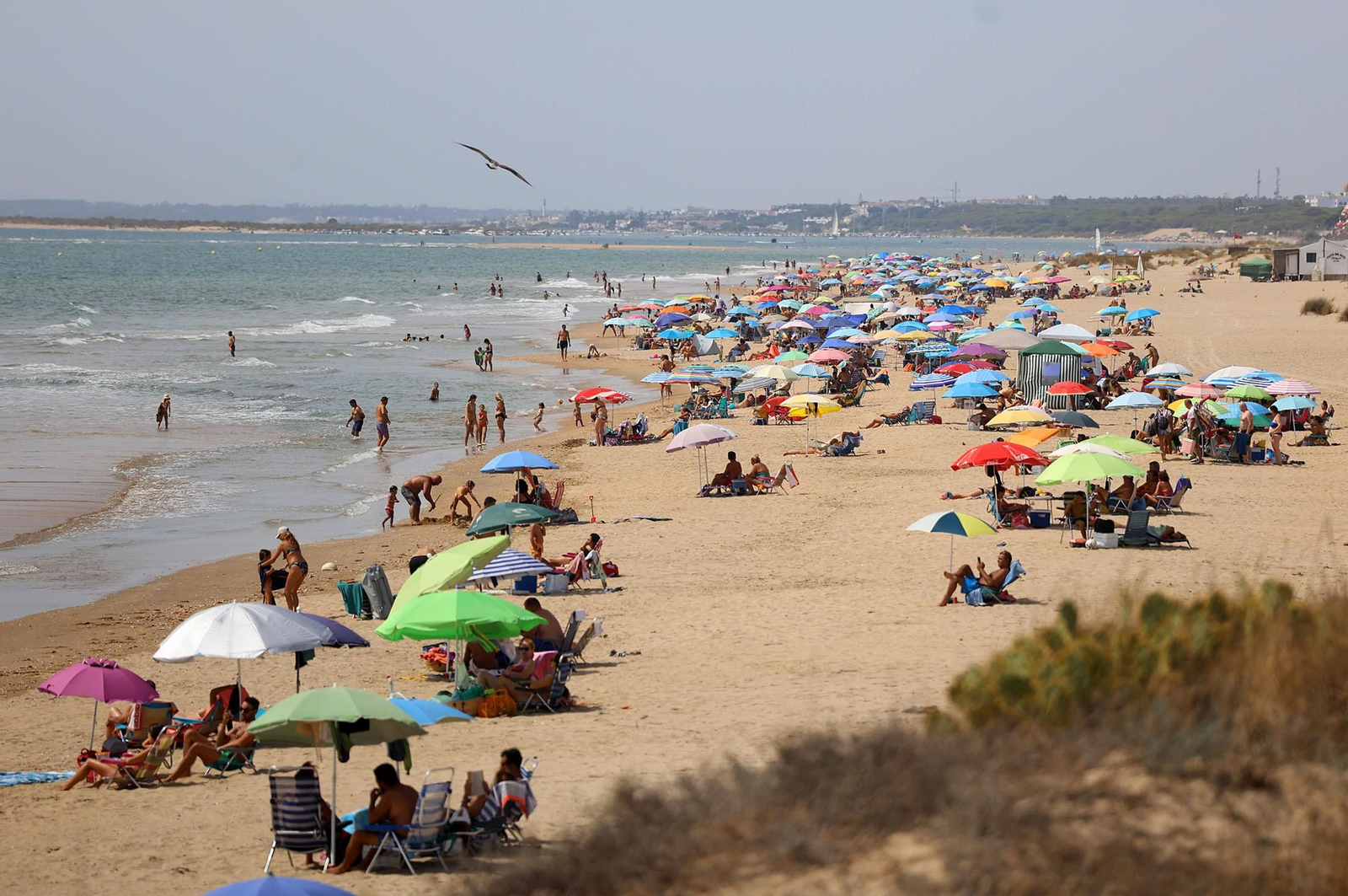 Imágenes del ambiente en las playas de Huelva durante la mañana del domingo