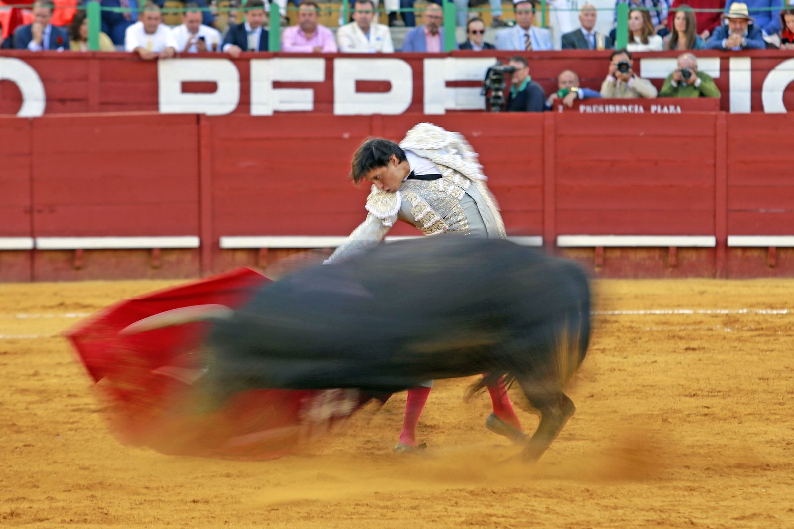 Imágenes de la faena de "El Fandi", Manzanares y Roca Rey en el coso jerezano
