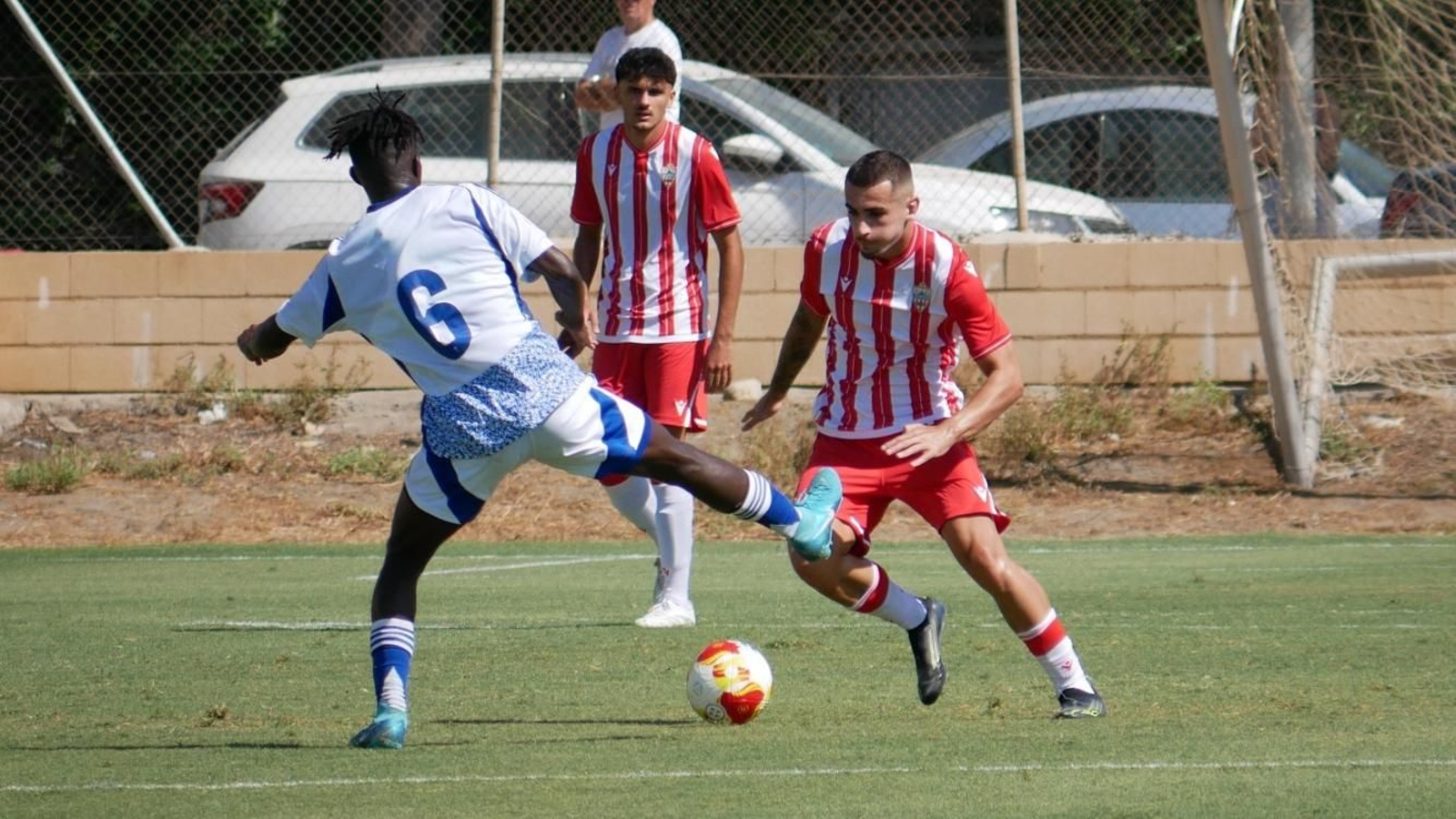 Josema conduce el esférico en el duelo ante el Recreativo Granada.