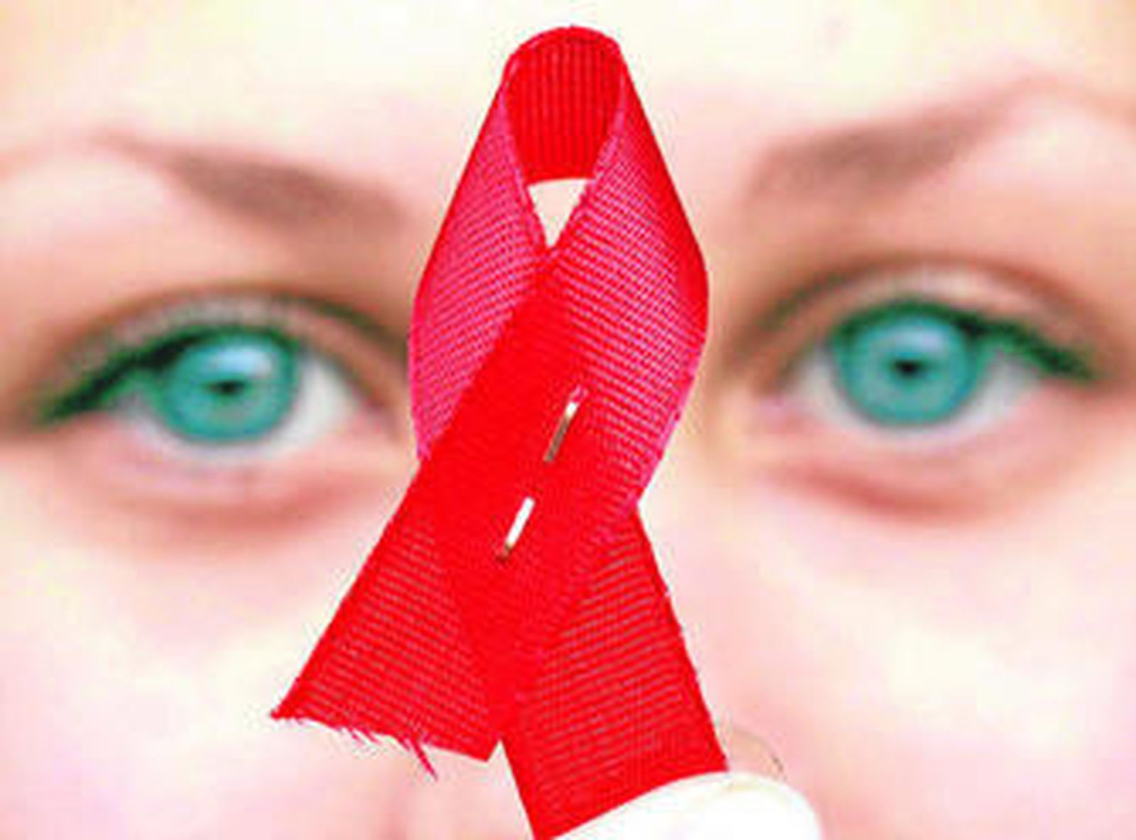 El lazo rojo se ha perpetuado como el símbolo del Día Mundial contra la enfermedad, el próximo 1 de diciembre.