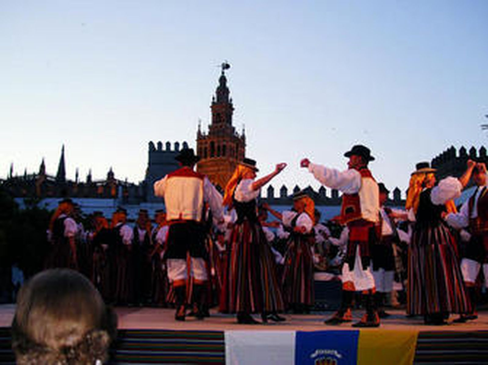 Los Sabandeños durante su actuación de ayer en la parroquia de San Nicolás.