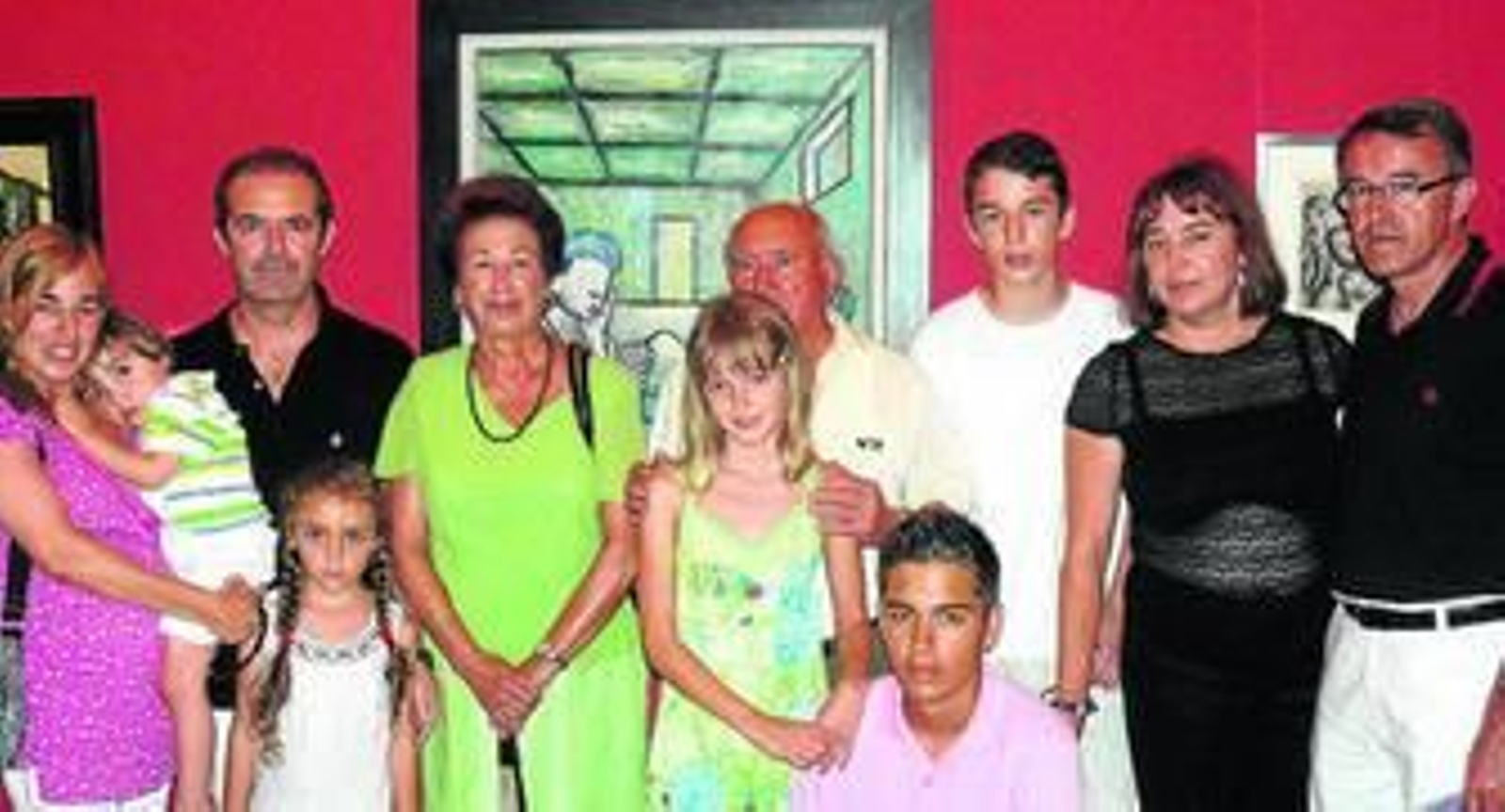 Francisco Parra Menchón, sobrino de Ginés Parra, junto a su familia, en la inauguración de la exposición.