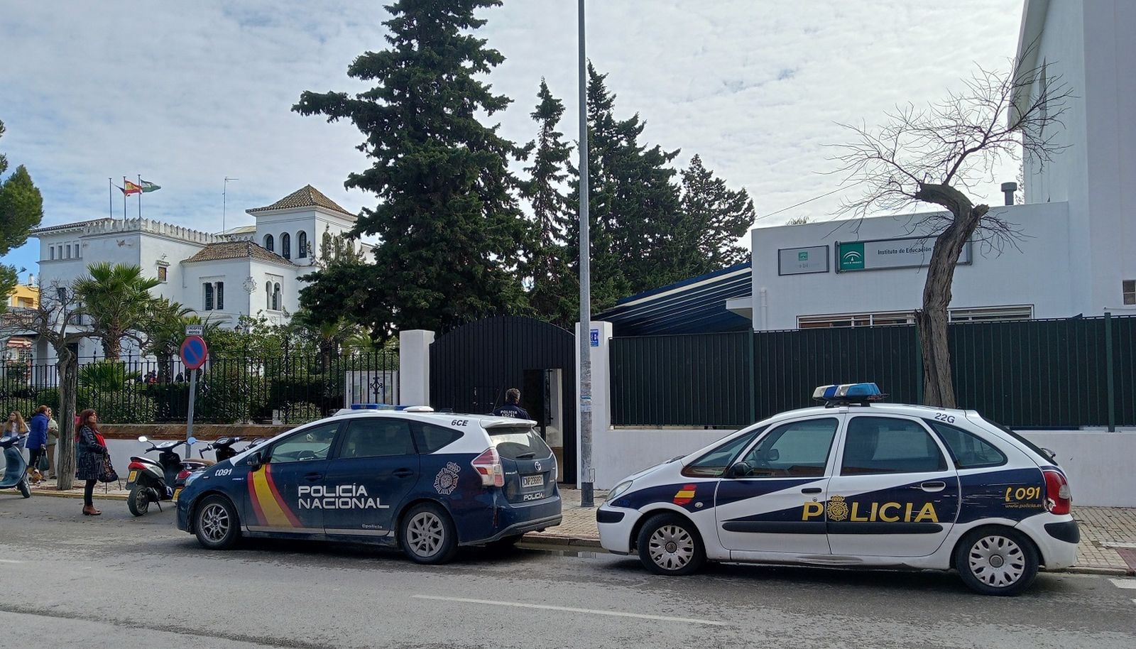 El pasado jueves se suspendieron las clases en el IES San Lucas y agentes de la Policía Nacional y Local acudieron al instituto.