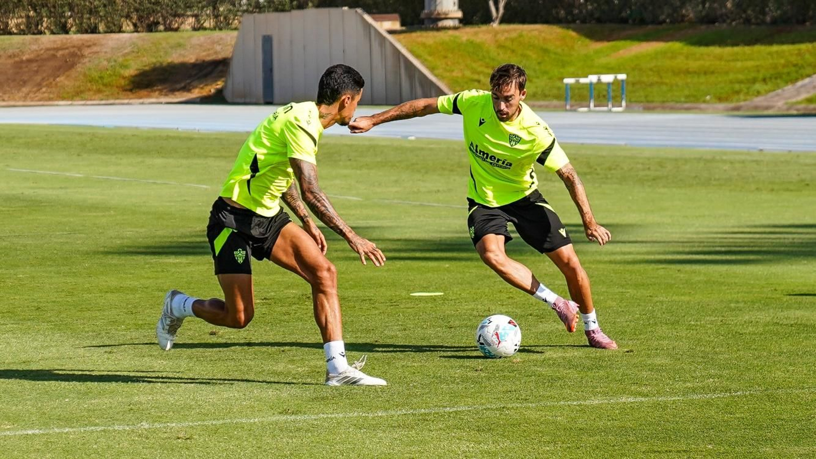 André Horta trata de superar a Chumi en uno de los entrenamientos semanales.