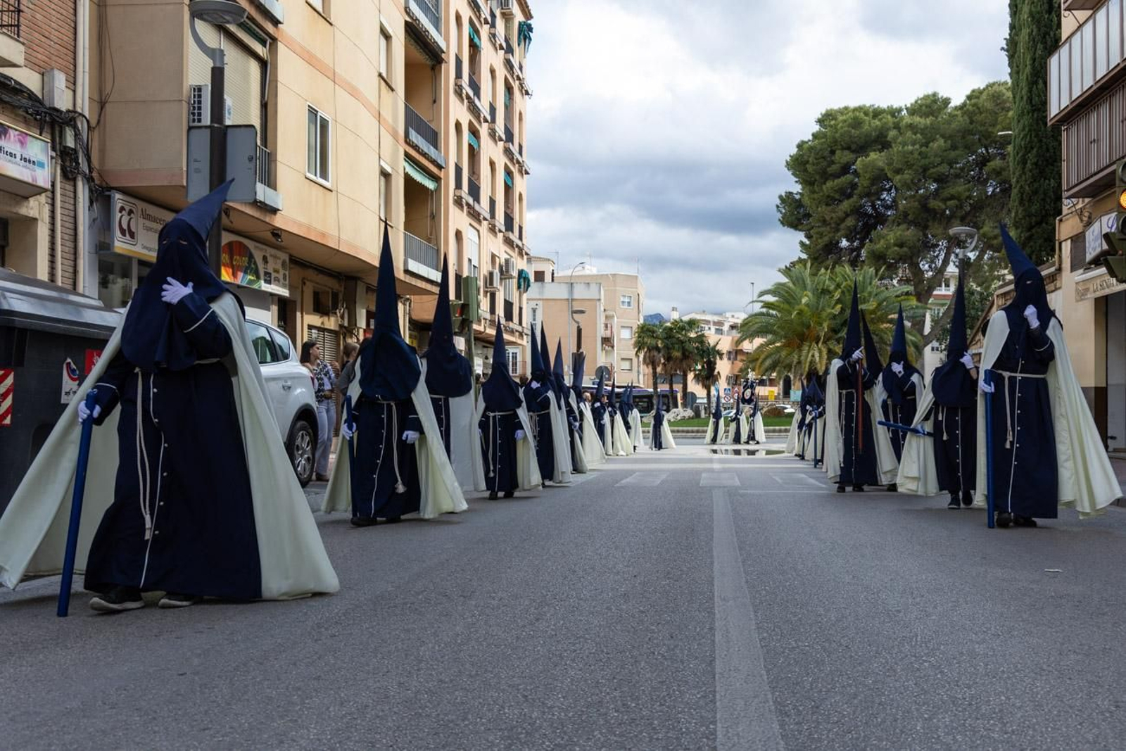 La temida lluvia impide el desarrollo normal de este Martes Santo