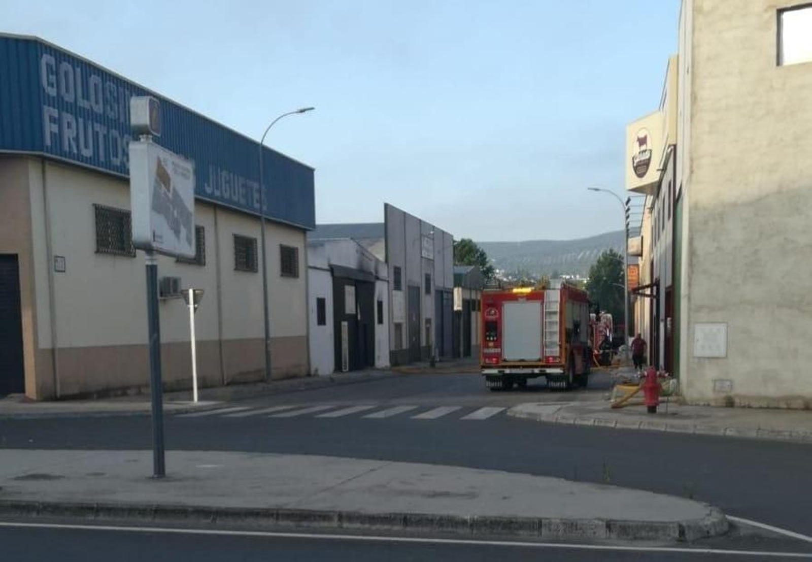 Un camión de bomberos delante de la empresa siniestrada.