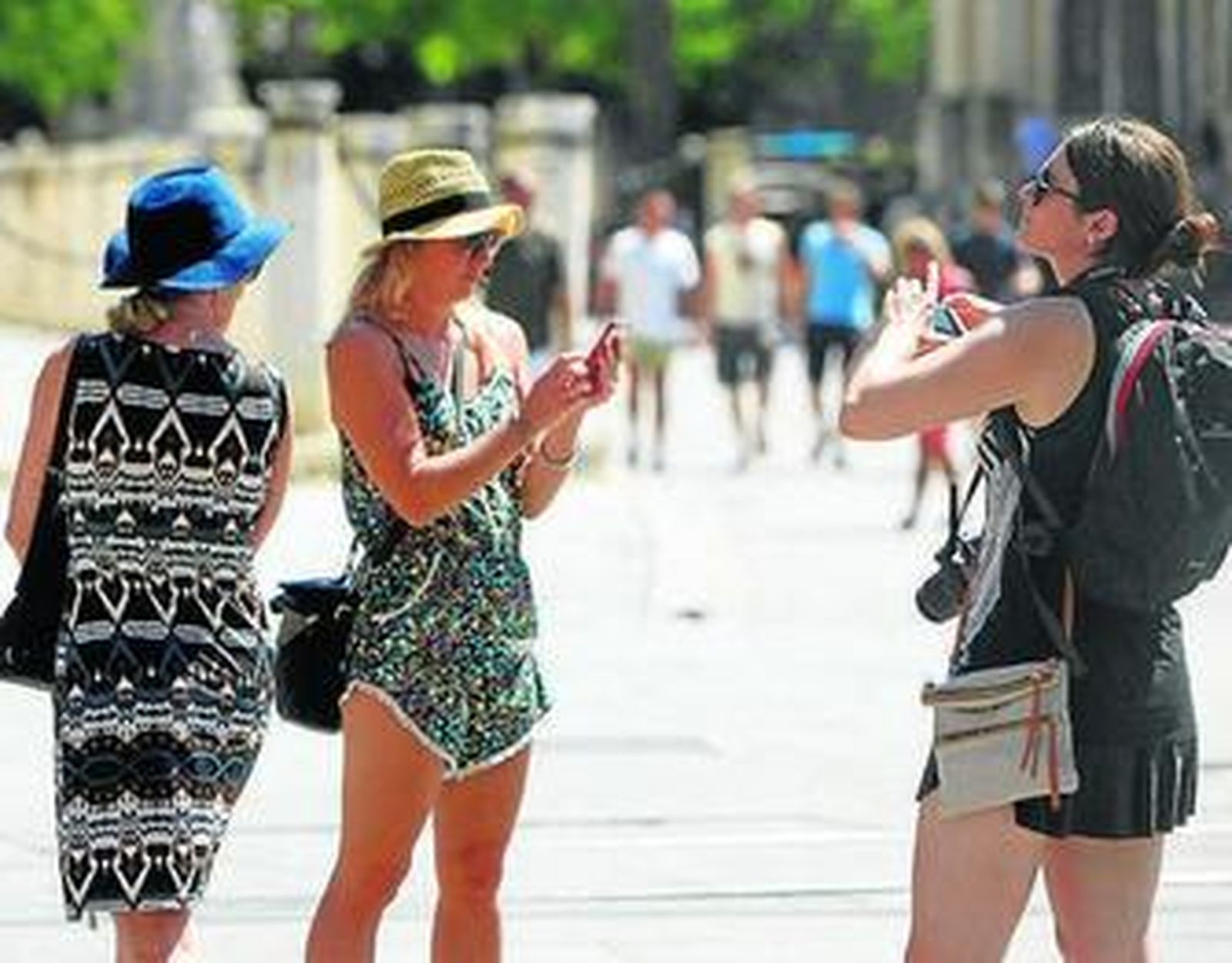 Turistas extranjeras toman fotos de la zona monumental.