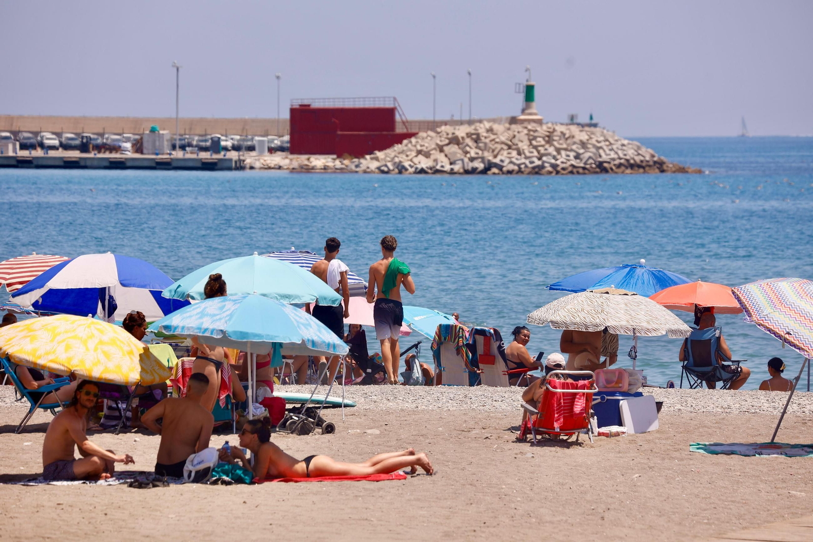 Las playas de Málaga llenas este domingo, en imágenes