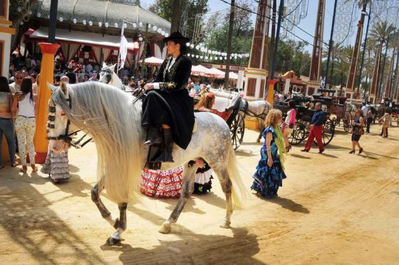 Belleza. Un caballo premiado en Equisur, montado por una amazona de la Real Escuela.    Foto: Manuel Aranda
