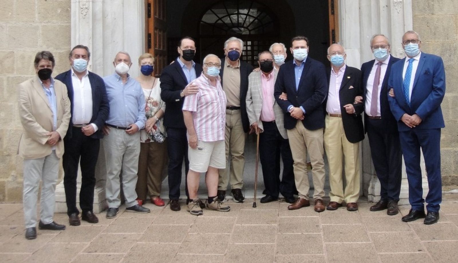 Miembros de la Confederación de Peñas Flamencas Andaluzas, con responsables municipales y de las peñas locales, este viernes en Villapanés.