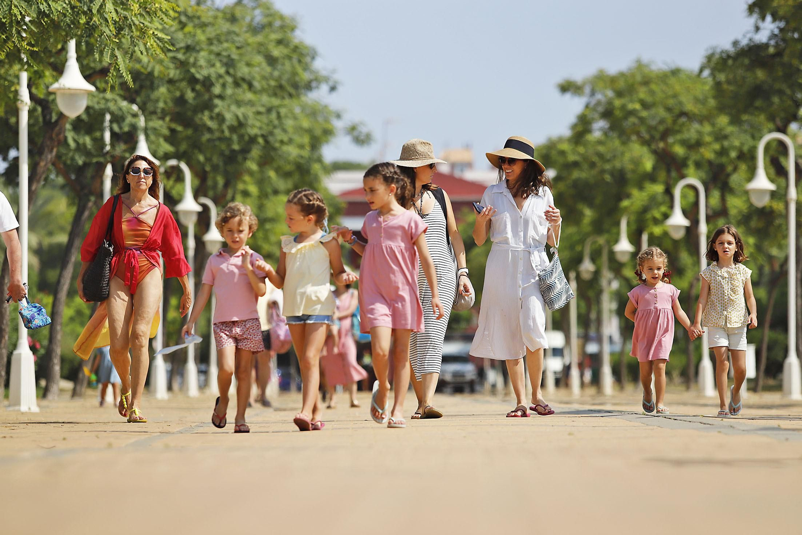 Imágenes del ambiente en las playas de Huelva en el 1 de julio