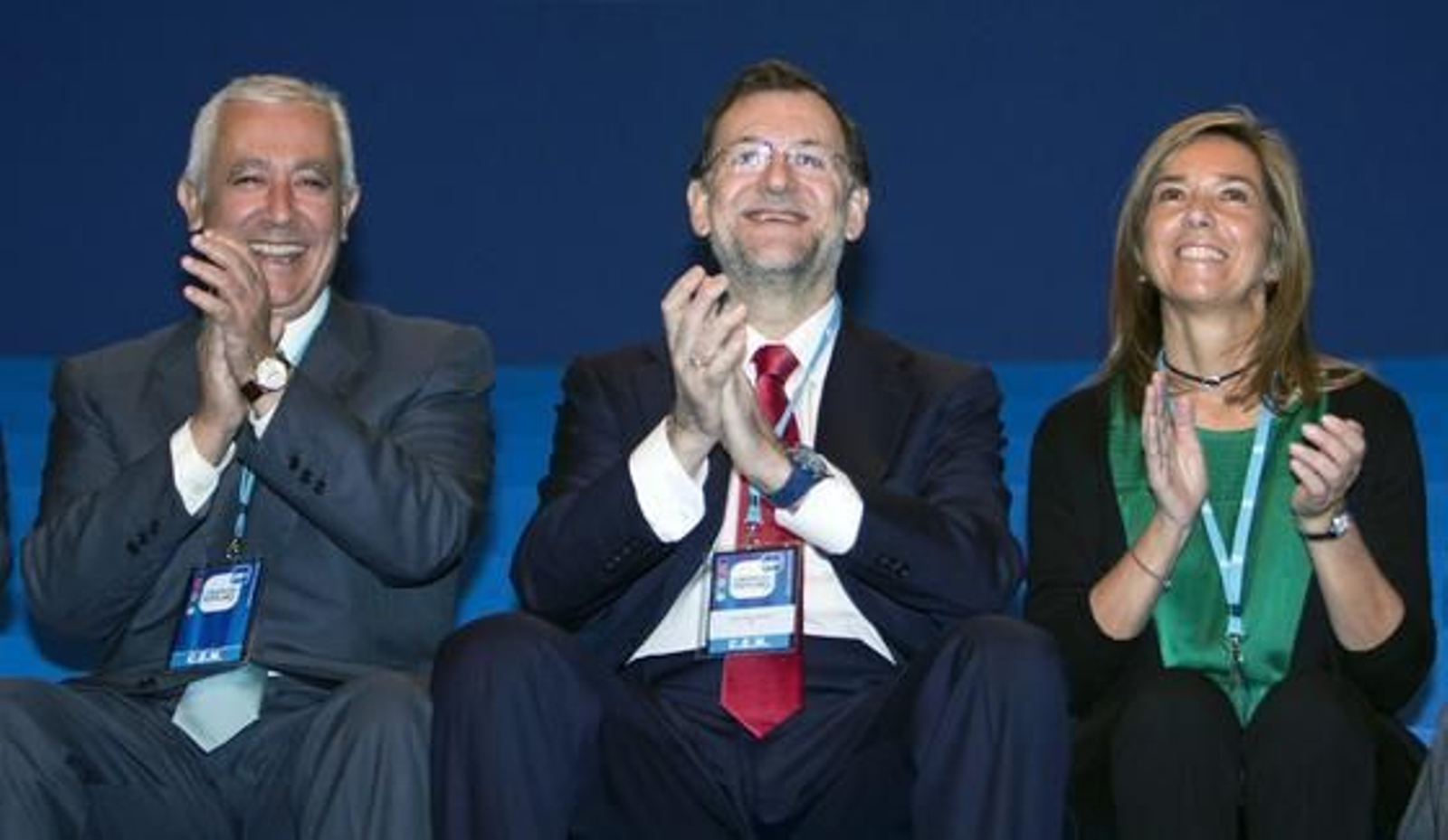 (Derecha-izquierda)Ana Mato, vicesecretaria de Organización del Partido Popular; Mariano Rajoy, actual número uno del PP; y Javier Arenas, presidente del PP en Andalucía; durante la inauguración de la Convención del PP celebrada en Sevilla.

Foto: Antonio Pizarro