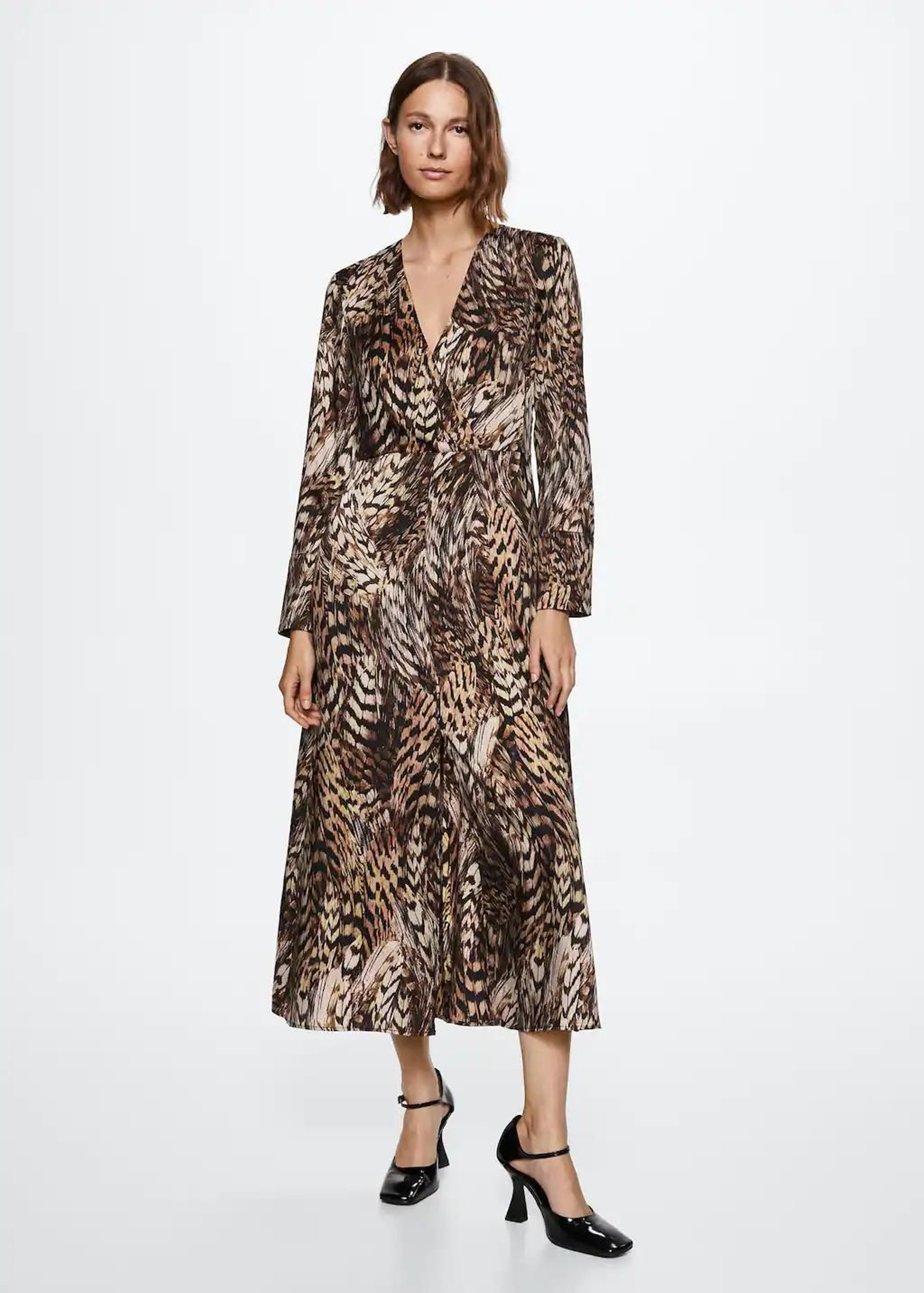 Vestido con estampado animal print de Mango. Vestido con estampado animal print de Mango.