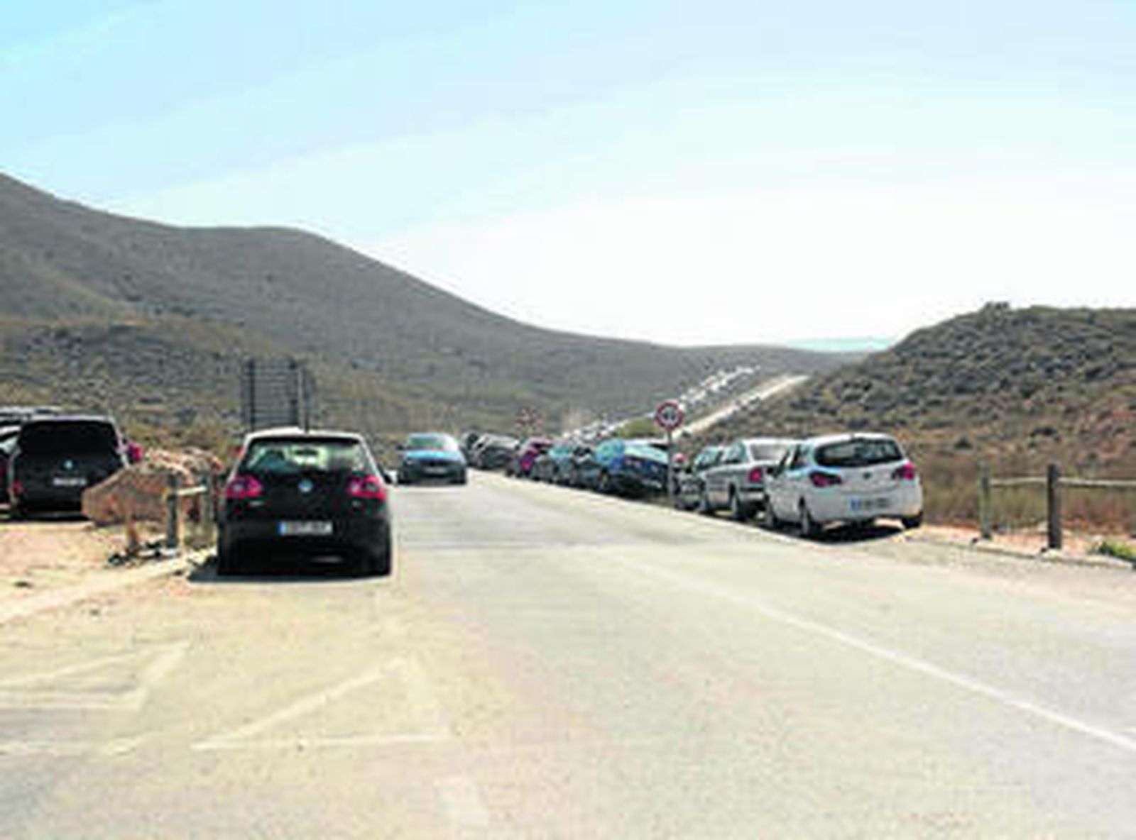 La masiva afluencia de vehículos a la Playa de los Muertos está provocando retenciones de tráfico.