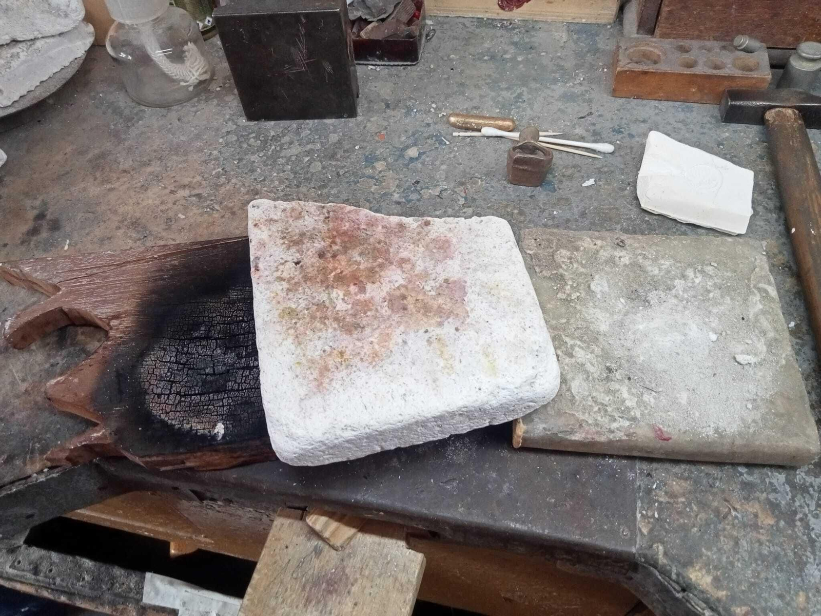 Tres tipos de soportes para fundir metales, madera, piedra y amianto Tres tipos de soportes para fundir metales, madera, piedra y amianto