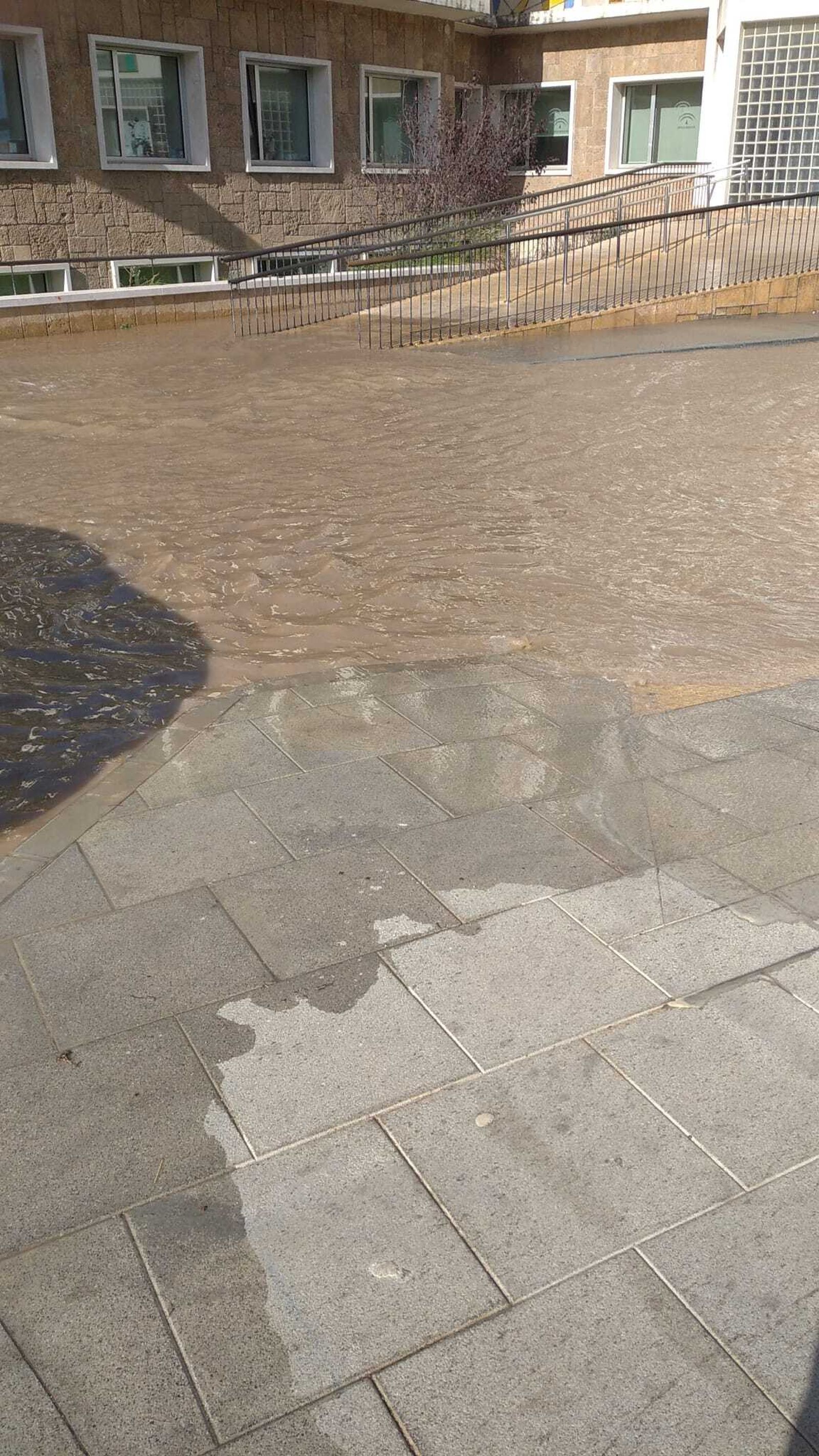 Fuga de agua en las proximidades del centro de salud Cayetano Roldán.