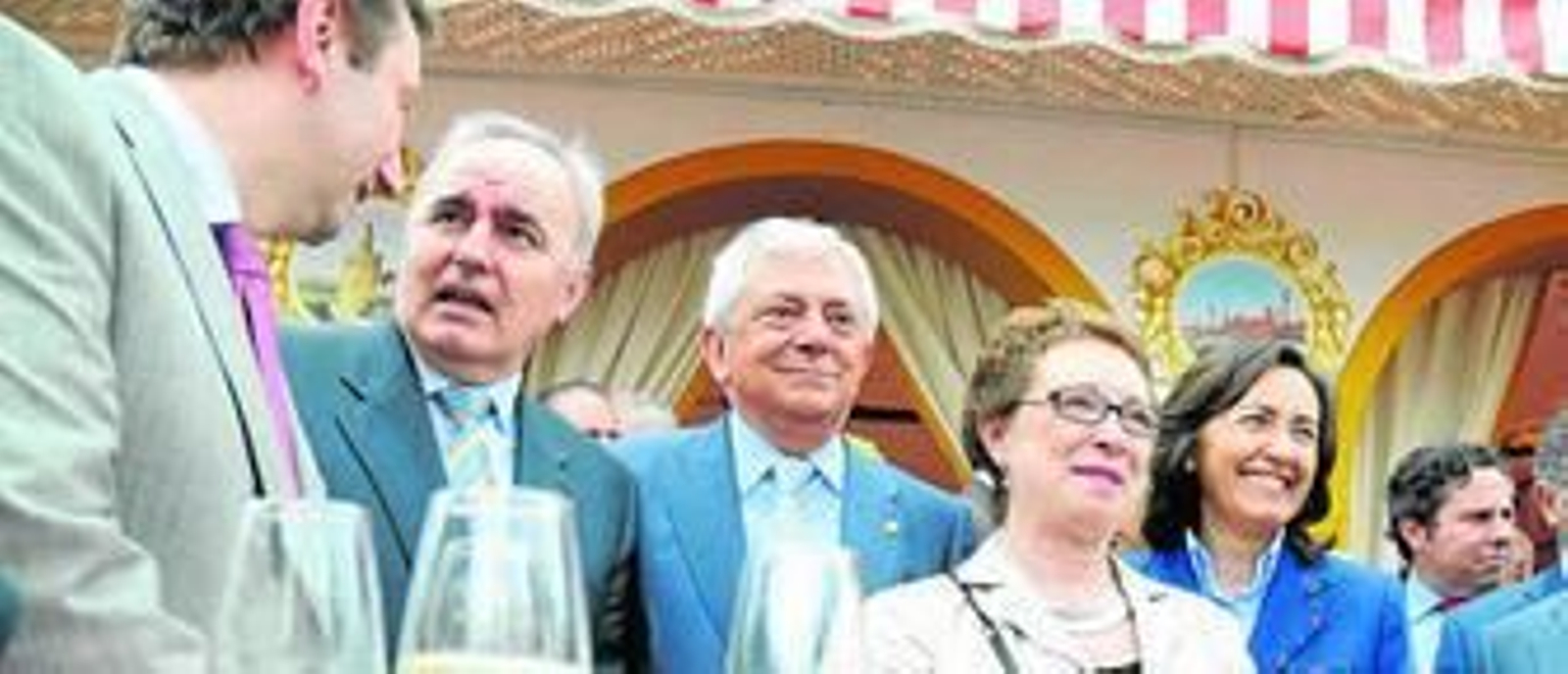 Empresarios bajo farolillos