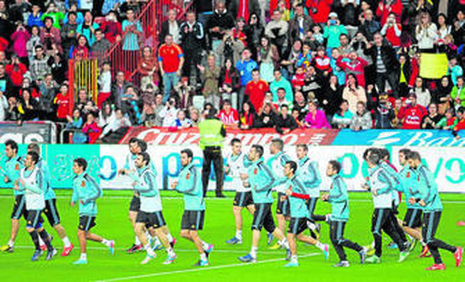 La selección española se ejercita en Gijón con la grada de El Molinón llena de aficionados.
