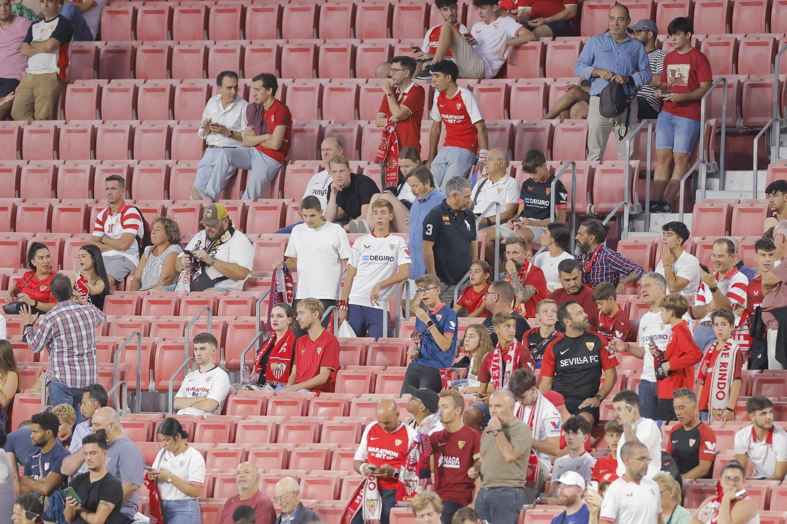 Búscate en las fotos del Sevilla-Lens