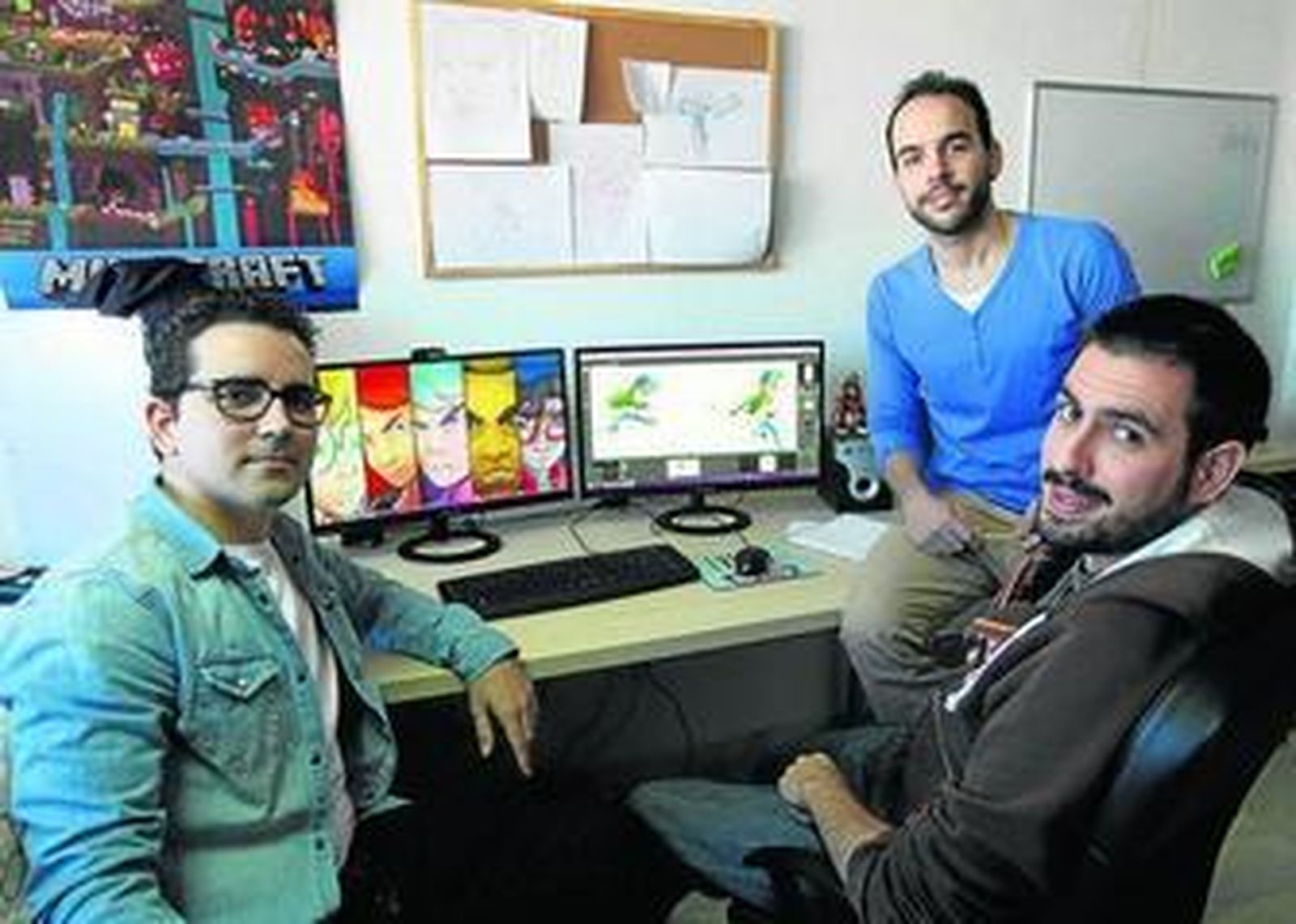 1. Daniel Benítez, Juan Diego Vázquez y Juan Gabriel Jaén, los tres miembros actuales de Fourattic en su oficina del Cerro del Águila. 2, 3 y 4. Capturas del videojuego 'Crossing souls', que está ambientado en la California de 1986 y con reminiscencias de los videojuegos de los años 80.