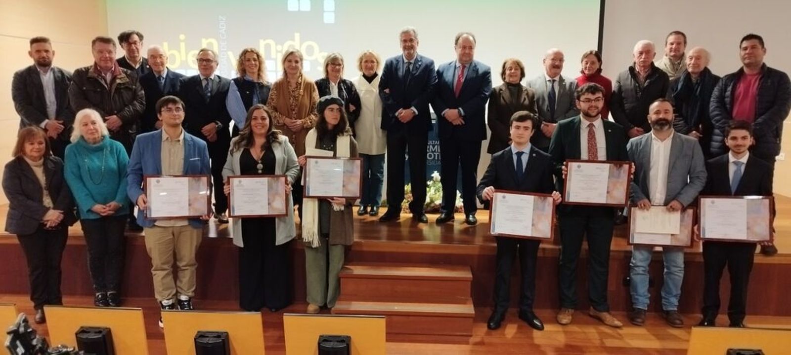 Foto grupal de premiados, autoridades y familiares.