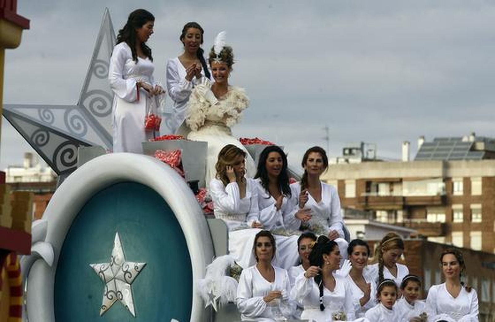 La carroza de la Estrella de la Ilusión, a la salida de las antiguas cocheras de Tussam.

Foto: Antonio Pizarro