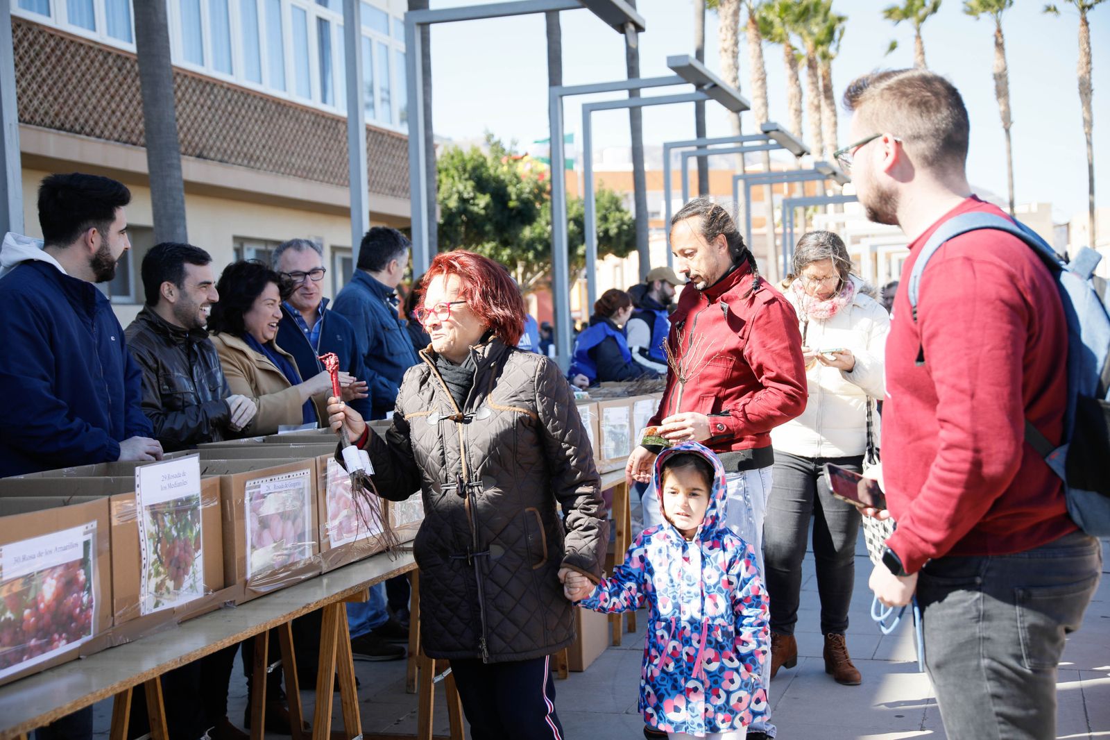 Imágenes del reparto de Parras en Alhama de Almería