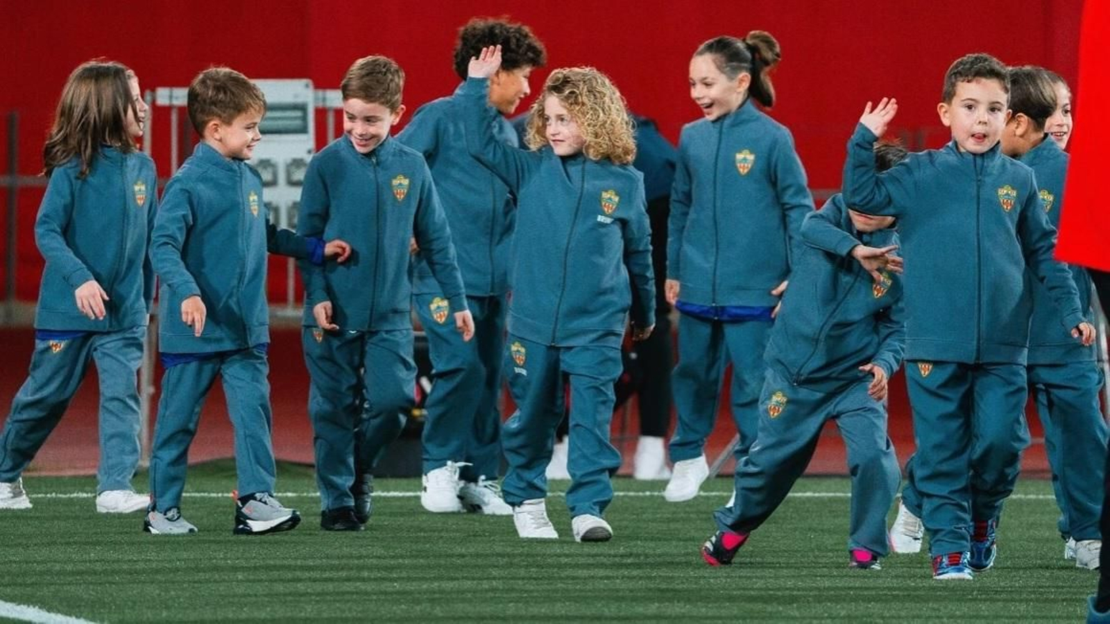 Pequeños del equipo prebenjamín rojiblanco