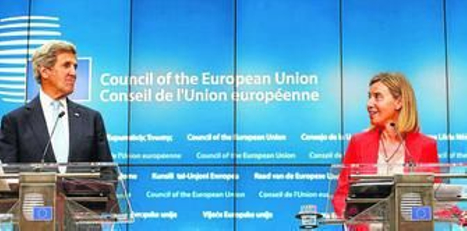 John Kerry y Federica Mogherini se cruzan las miradas durante la rueda de prensa que ofrecieron ayer en Bruselas.