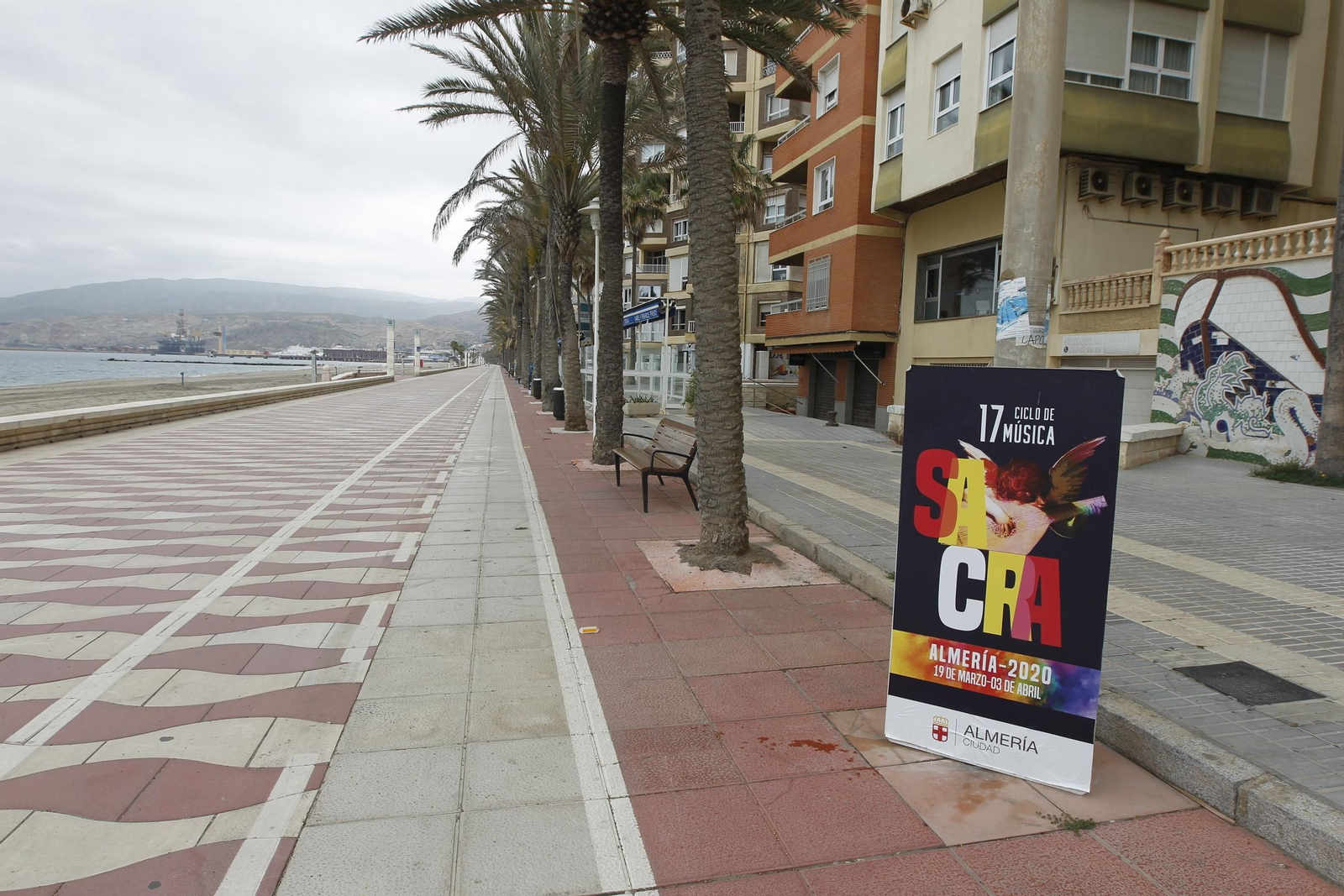 Fotogalería 'Almería, desierta en sábado'. Coronavirus-COVID-19