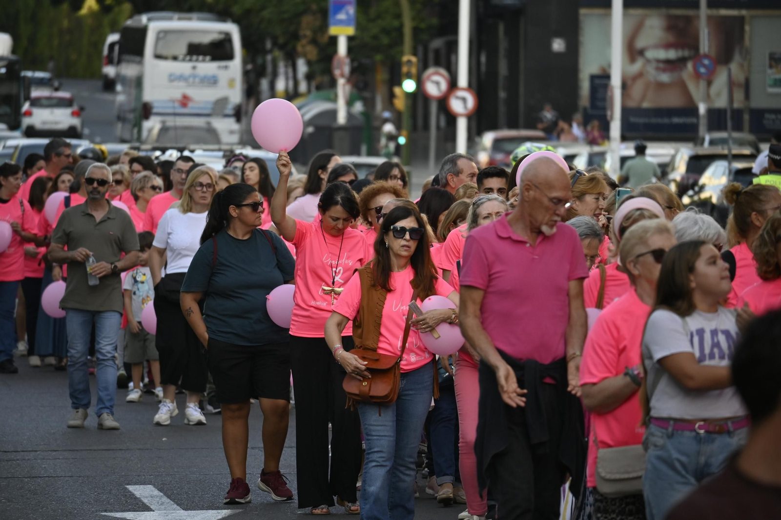 Cadena humana del día internacional del cáncer de mama