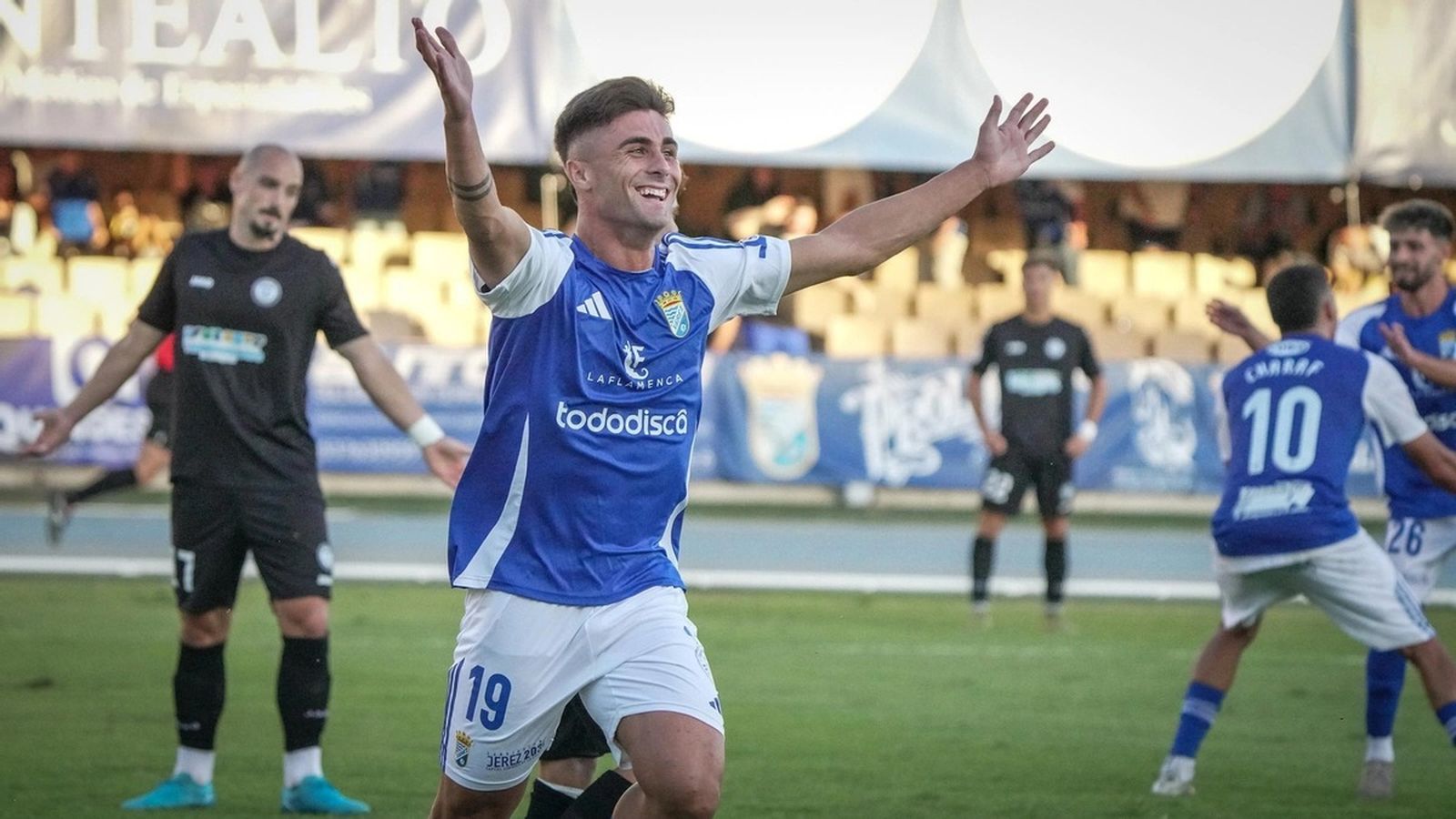 Santisteban celebra en Chapín el gol que le hizo al Juventud Torremolinos.