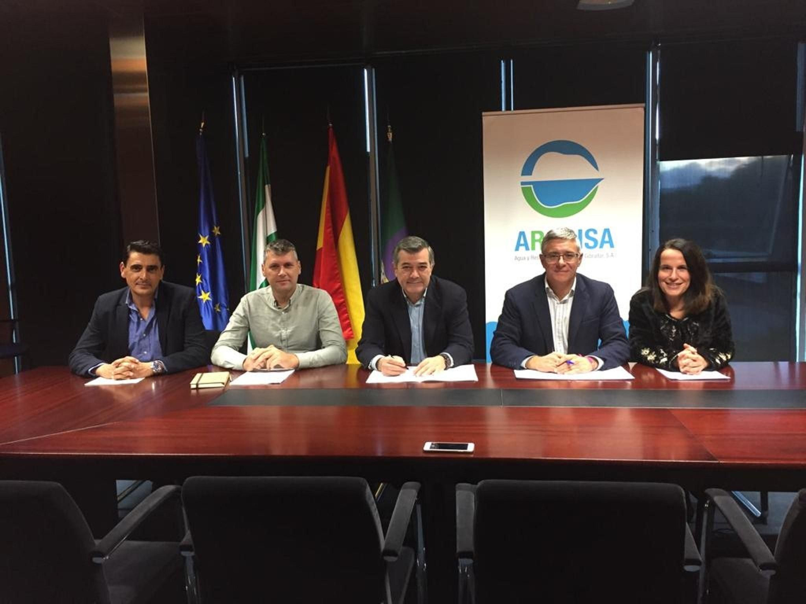 El presidente comarcal, Luis Ángel Fernández, flanqueado por los alcaldes de Fran Gómez y Juan Casanova, tras firmar el acuerdo.