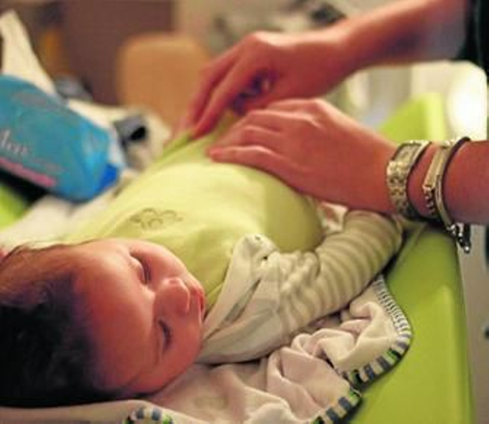 Una madre atiende a su bebé.