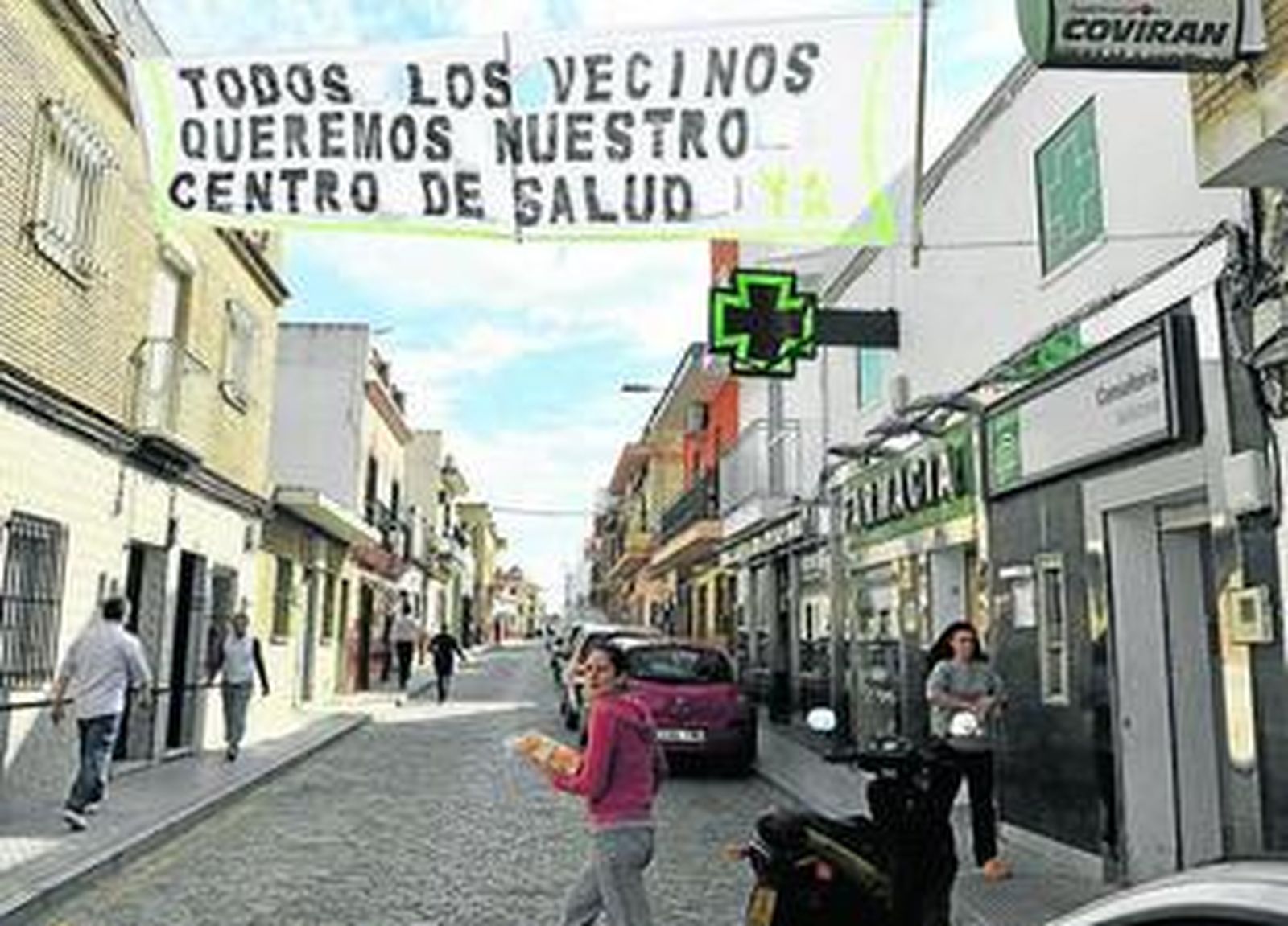 El cartel que han colocado los residentes a la altura del consultorio, que se ha quedado obsoleto.