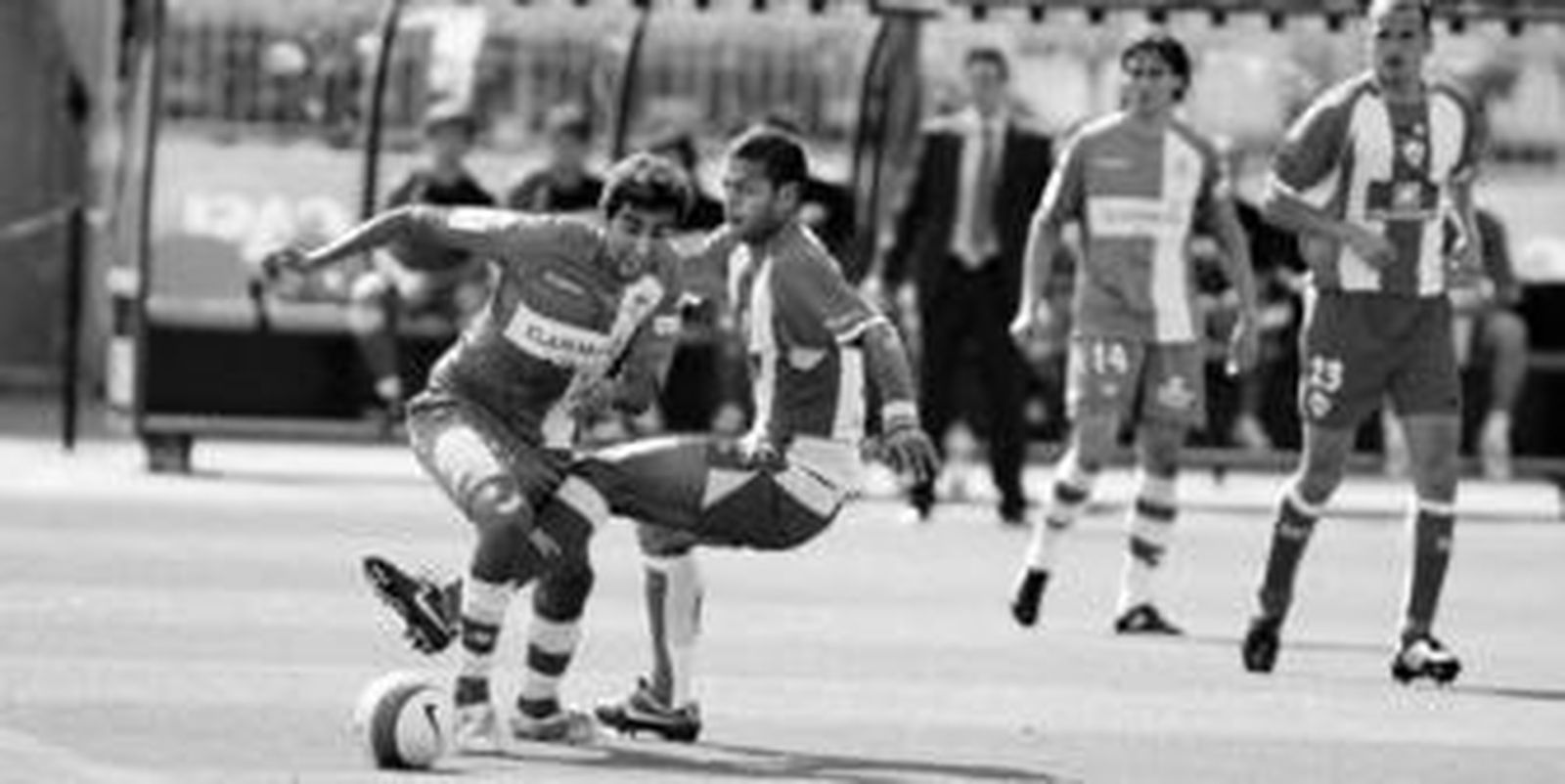 Juande regatea a Felipe Melo con Capi y Soriano atentos al desenlace de la jugada.